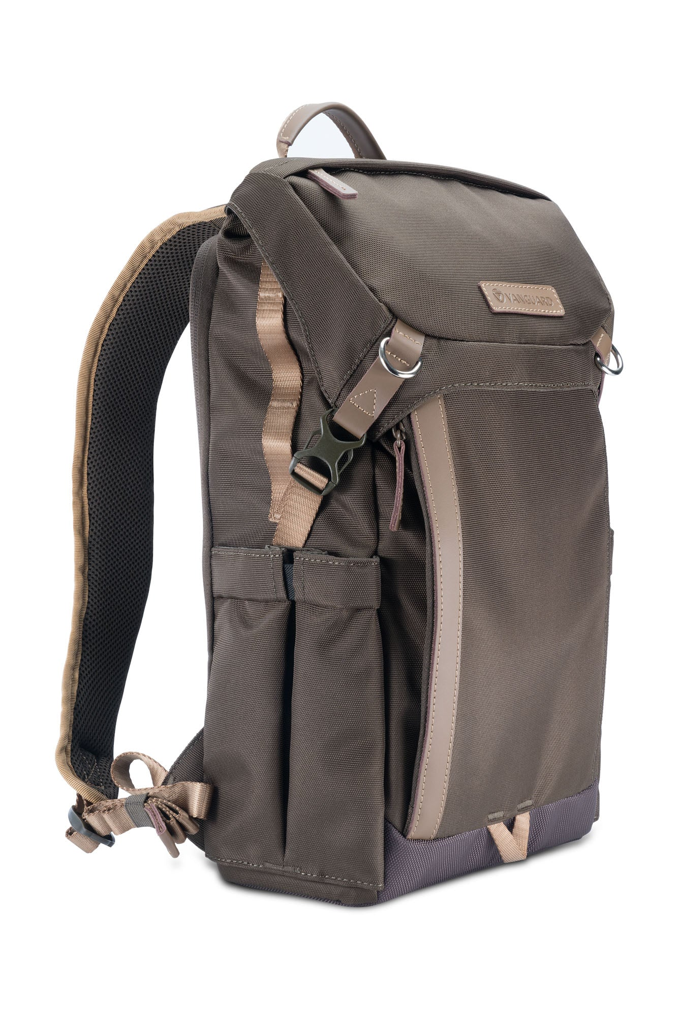 Ein brauner und beigefarbener Rucksack mit mehreren Fächern. Er hat einen Griff, Schultergurte und einen Schnallenverschluss. Der Markenname ist sichtbar.