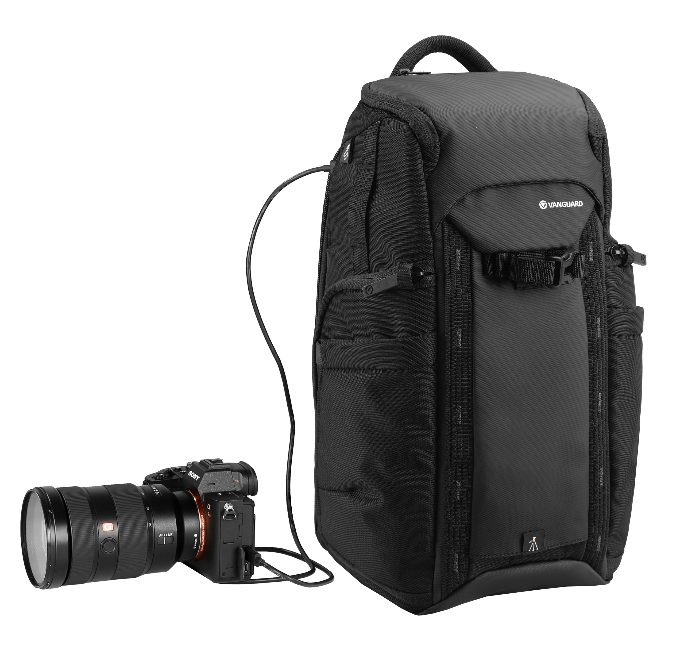 Schwarzer Kamerarucksack mit Kamera und Objektiv, verbunden durch ein Kabel. Eine schwarze Kamera mit großem Objektiv links.