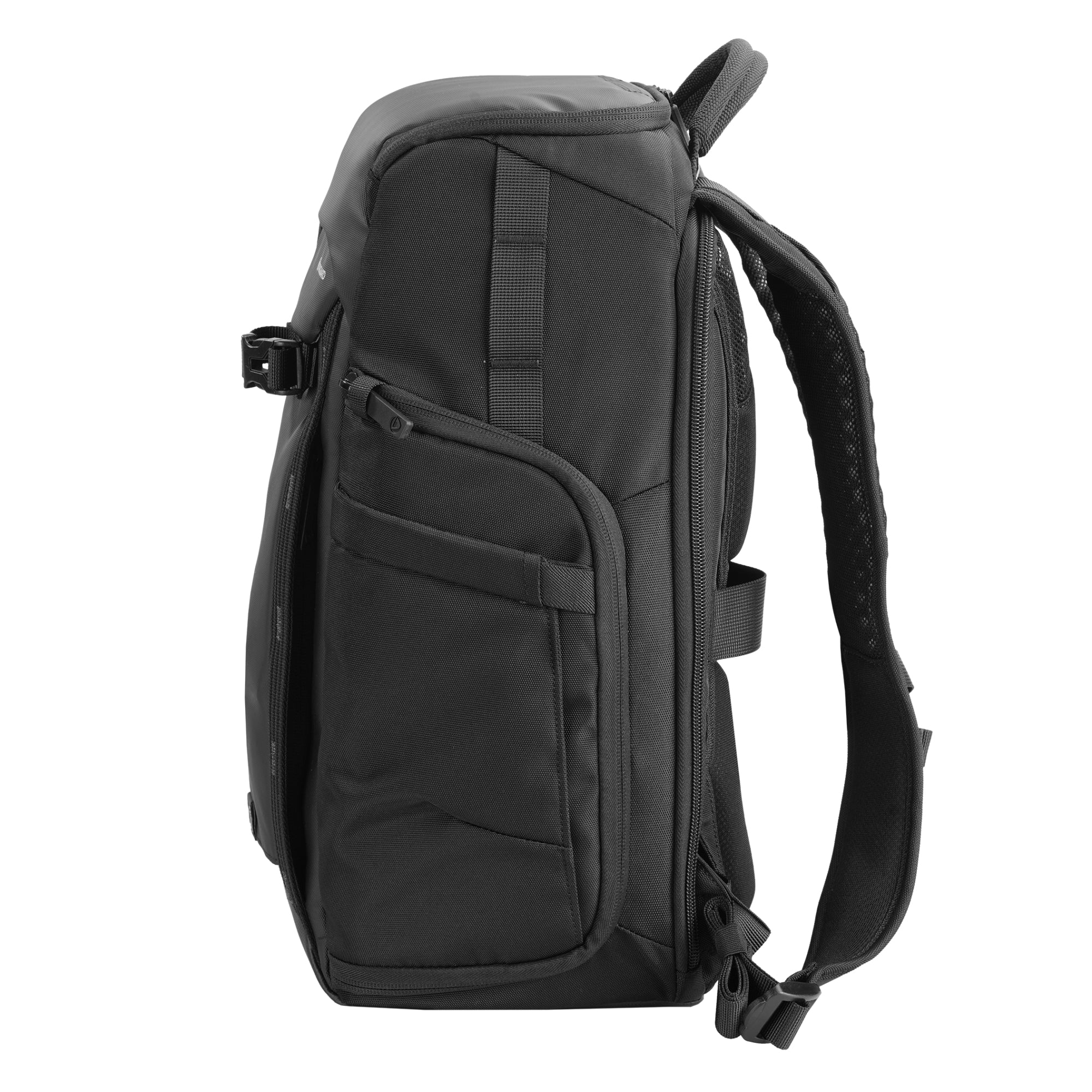 Schwarzer Rucksack mit mehreren Fächern, Riemen und einem Griff. Er hat eine Seitentasche und ein Netzrücken.