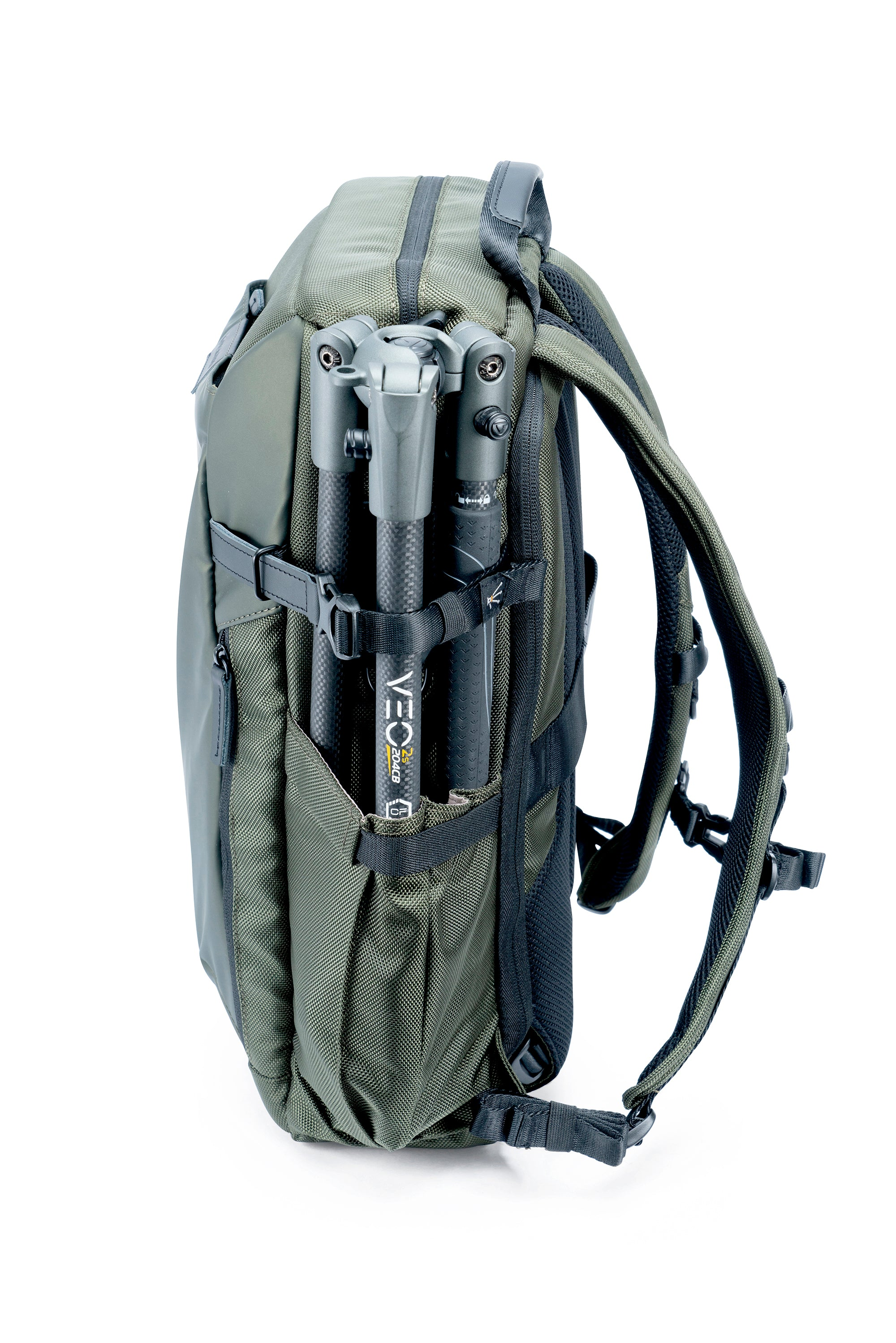 Ein grüner Rucksack mit einem Stativ. Das Stativ ist grau und schwarz. Der Rucksack hat einen schwarzen Riemen und einen schwarzen Griff.