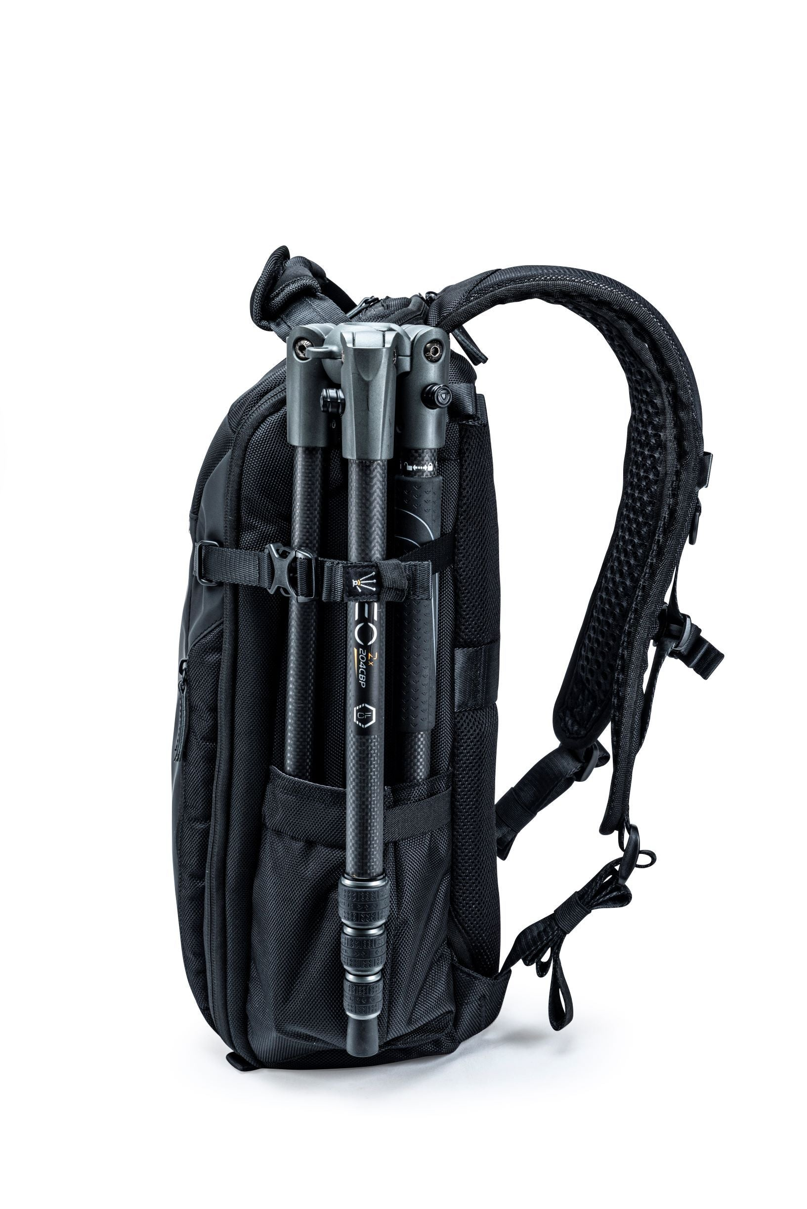 Schwarzer Rucksack mit befestigtem Stativ. Das Stativ ist schwarz und grau, der Rucksack hat Träger.