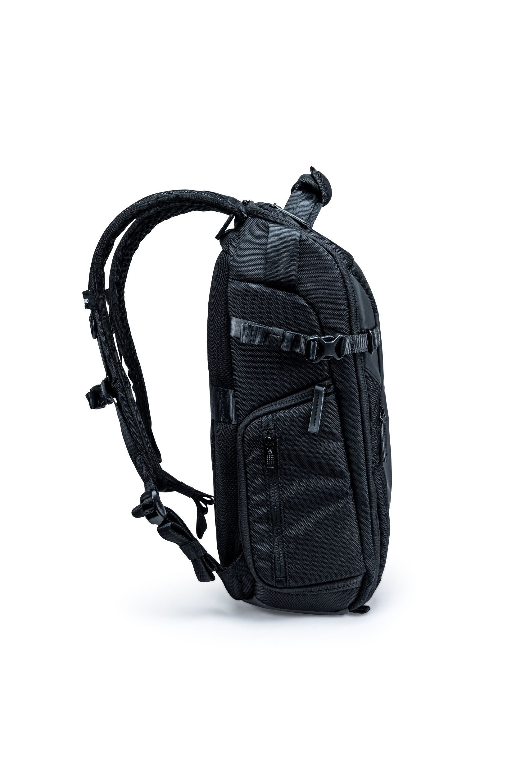 Schwarzer Rucksack vor weißem Hintergrund. Hat mehrere Fächer, Gurte und Reißverschlüsse. Für Outdoor-Aktivitäten konzipiert.