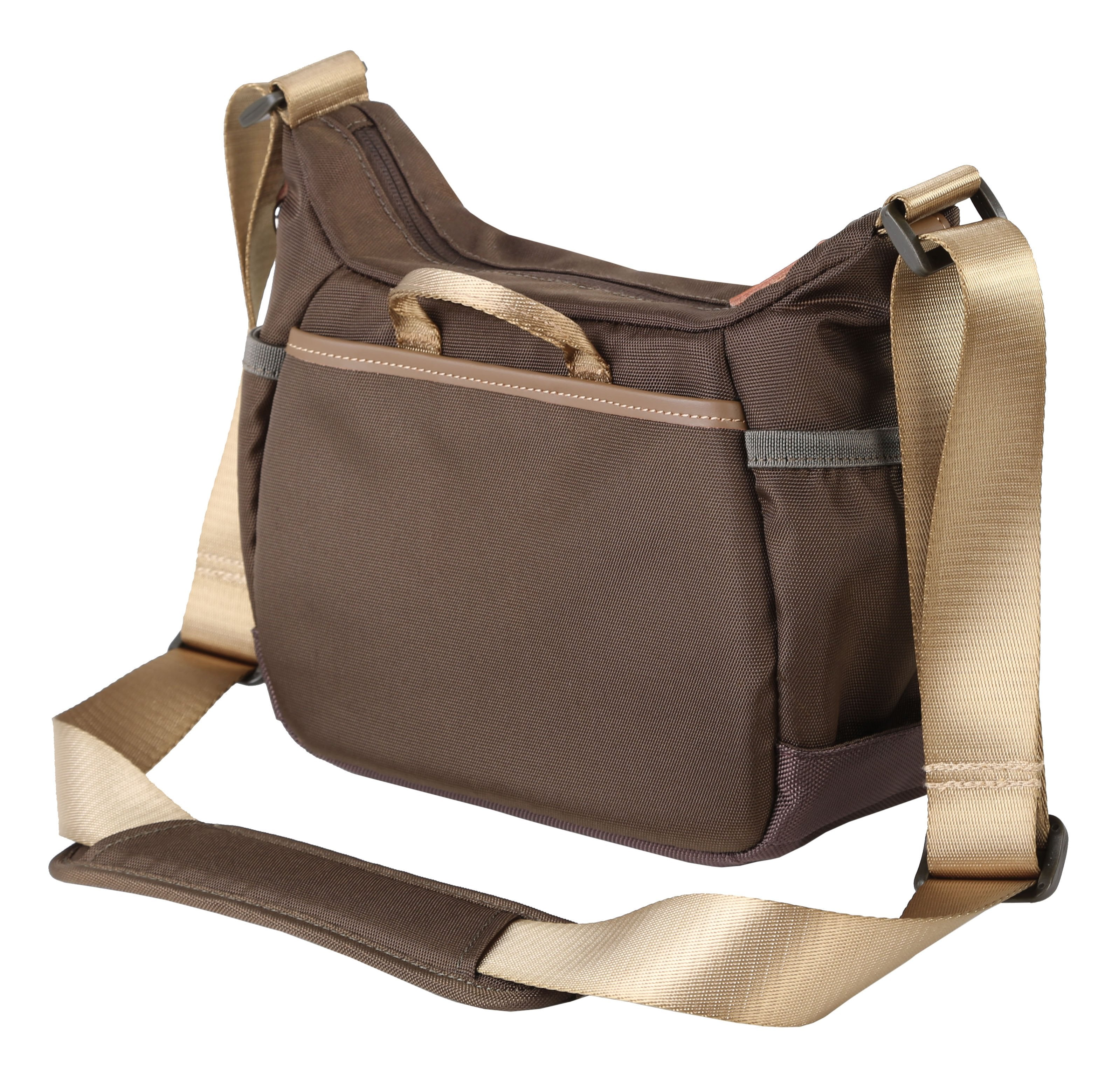 Un bolso de hombro marrón con una correa beige. Tiene varios compartimentos y un asa. El fondo es blanco.