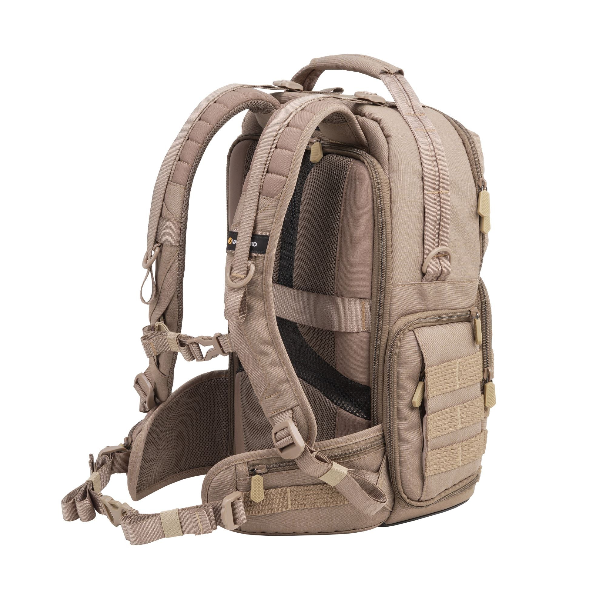 Ein beigefarbener Rucksack mit mehreren Fächern, Riemen und einem Griff. Er ist für den Außenbereich konzipiert und steht vor weißem Hintergrund.