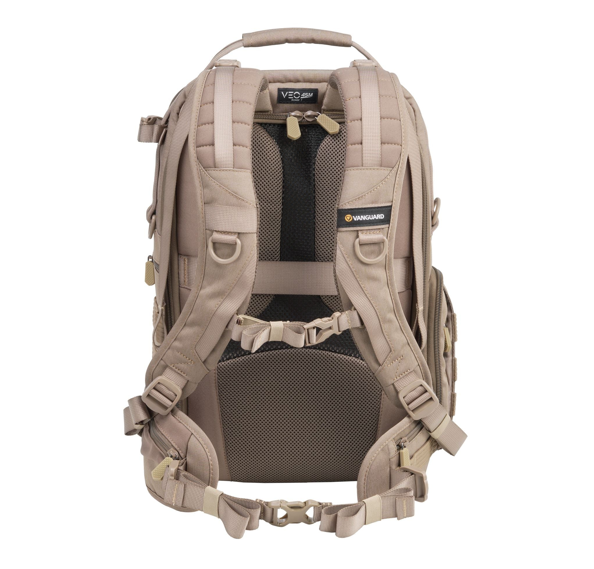 Tanfarbener Rucksack mit mehreren Fächern, Gurten und Mesh-Rückenstütze, mit den Logos von Vanguard und VEO 45M.