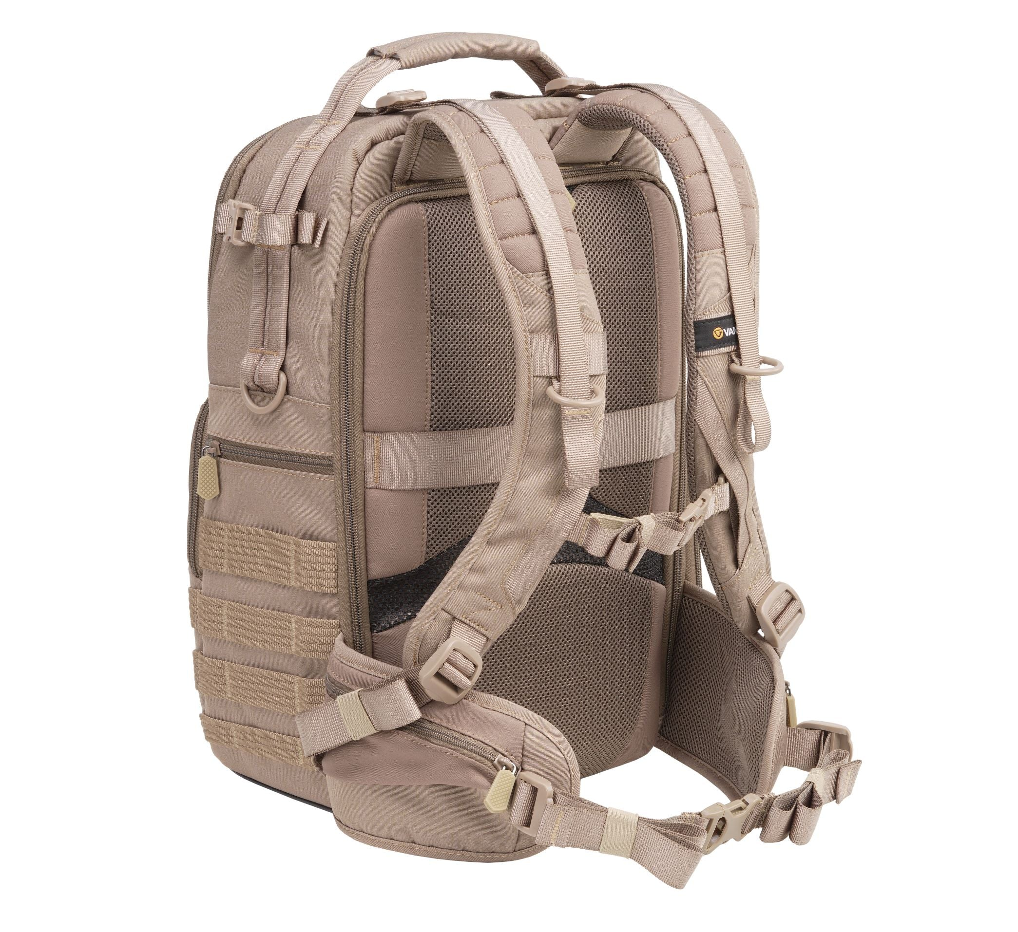 Ein beigefarbener Rucksack mit mehreren Fächern, Riemen und einem Griff. Er hat Mesh-Details und einen gepolsterten Rücken.