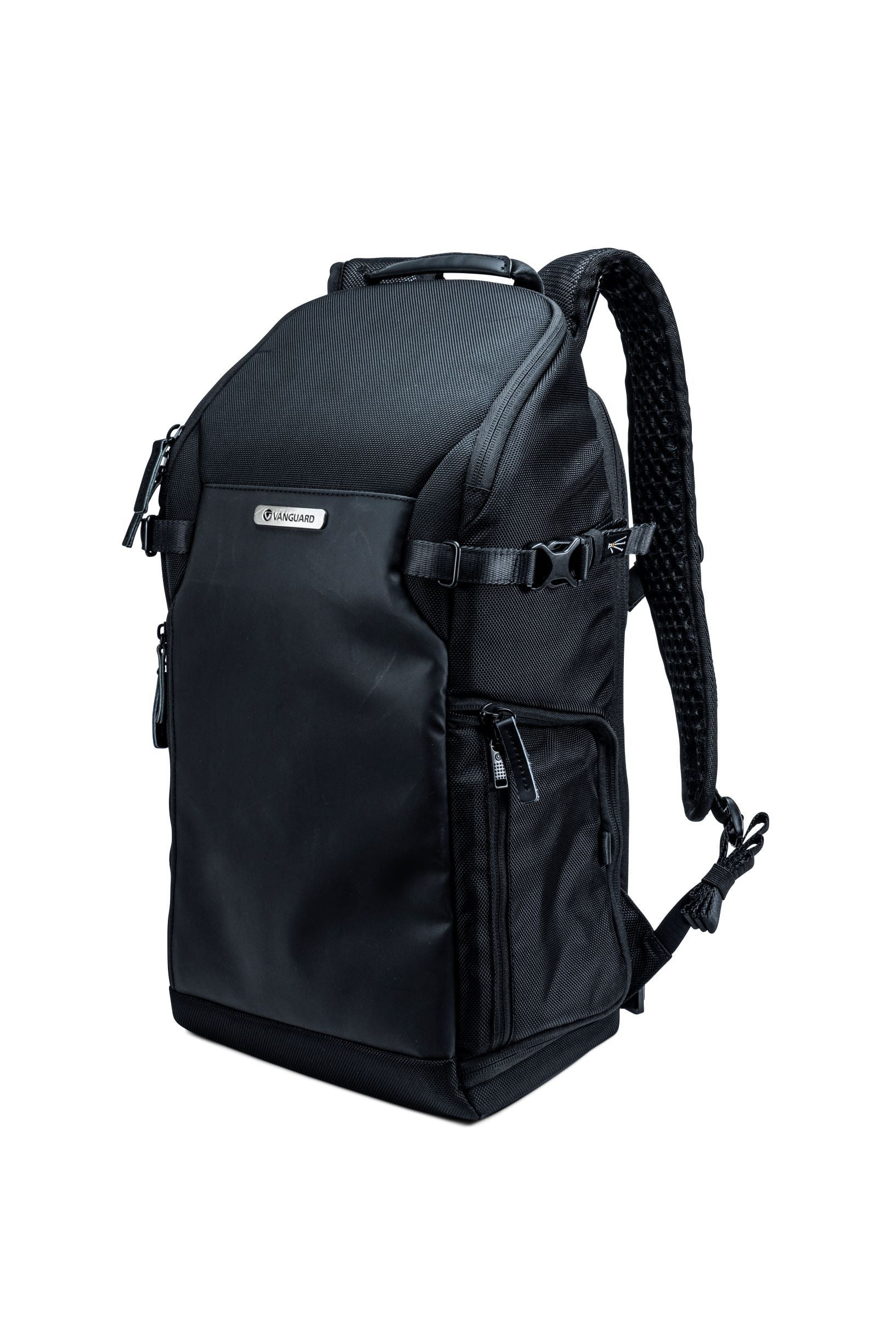 Ein schwarzer Vanguard-Kamerarucksack. Er hat mehrere Fächer, gepolsterte Träger und einen Griff oben. Der Hintergrund ist weiß.