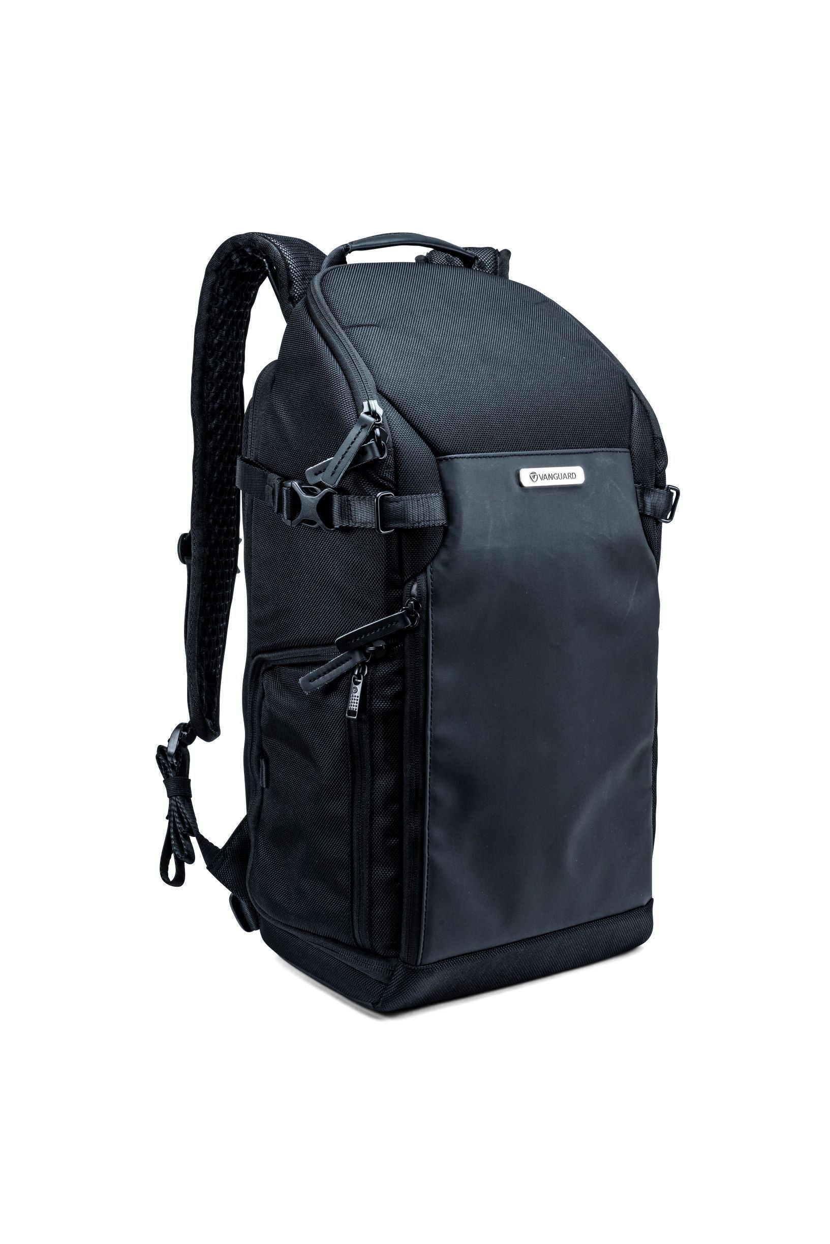 Ein schwarzer Rucksack mit mehreren Fächern, Schultergurten und Schnallen vor weißem Hintergrund.