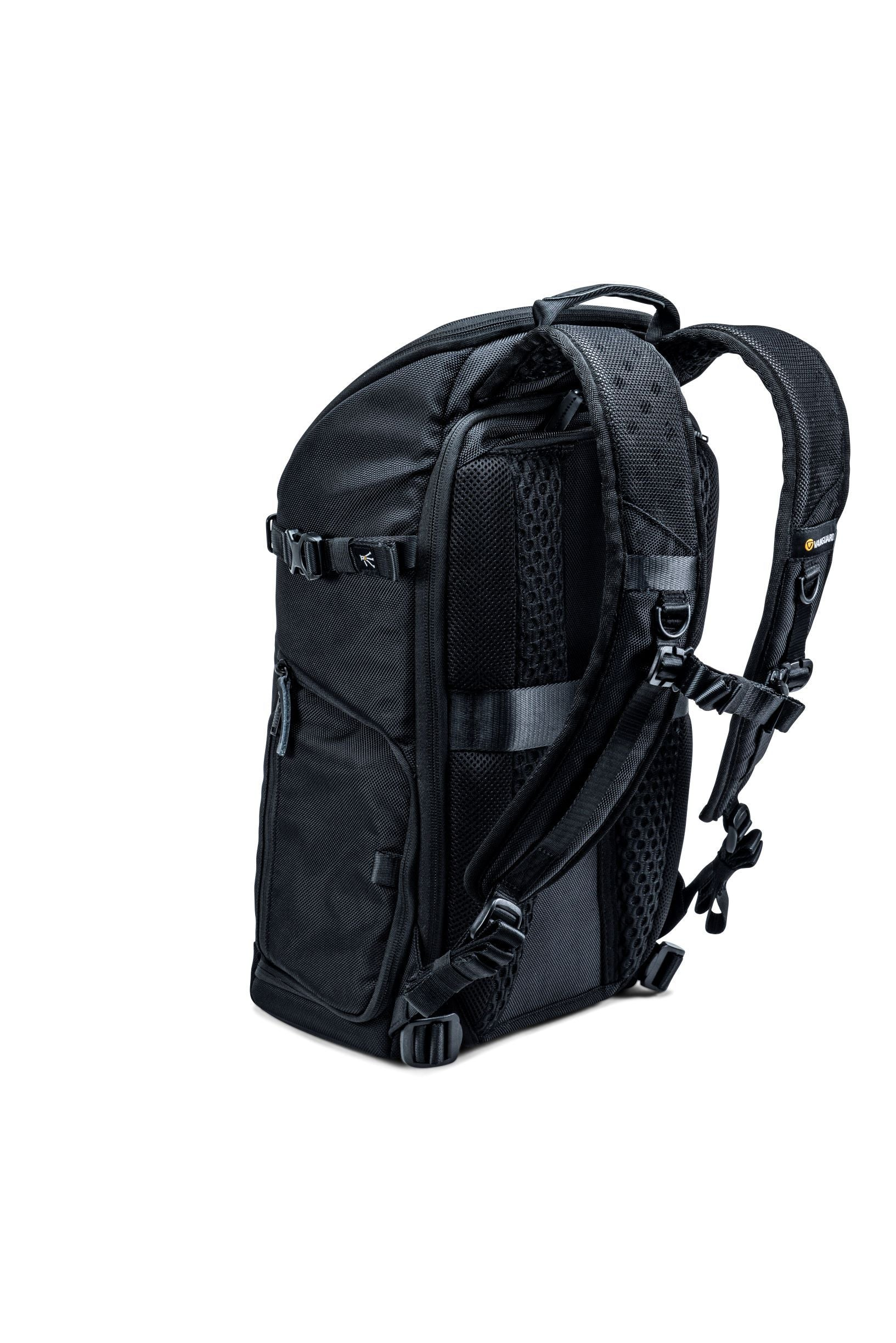 Ein schwarzer Rucksack mit mehreren Fächern und Riemen. Er hat einen gepolsterten Rücken und Schultergurte. Der Hintergrund ist weiß.