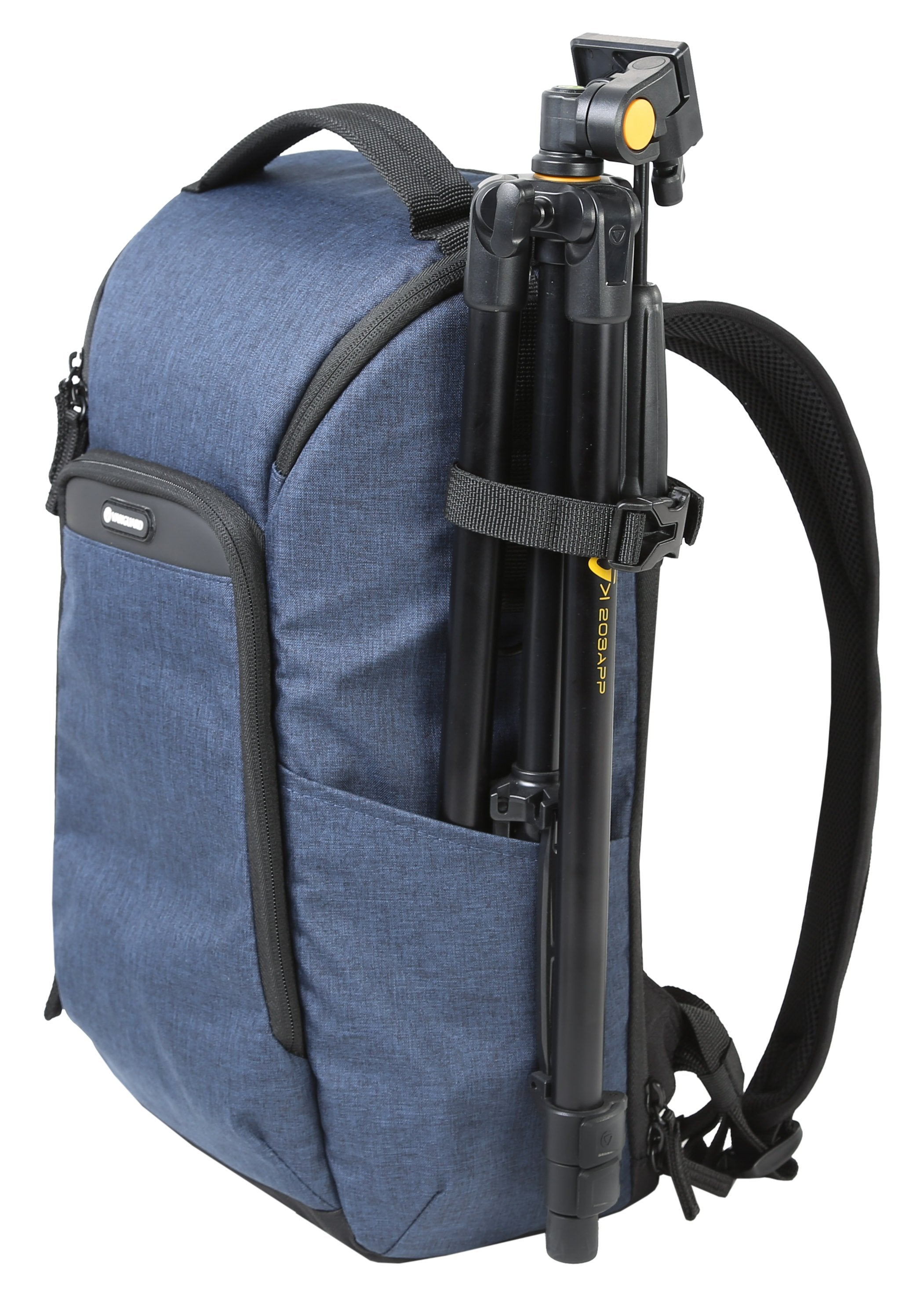 Ein blauer Rucksack mit einem schwarzen Stativ. Das Stativ hat schwarze Beine und einen gelben Kopf. Weißer Hintergrund.
