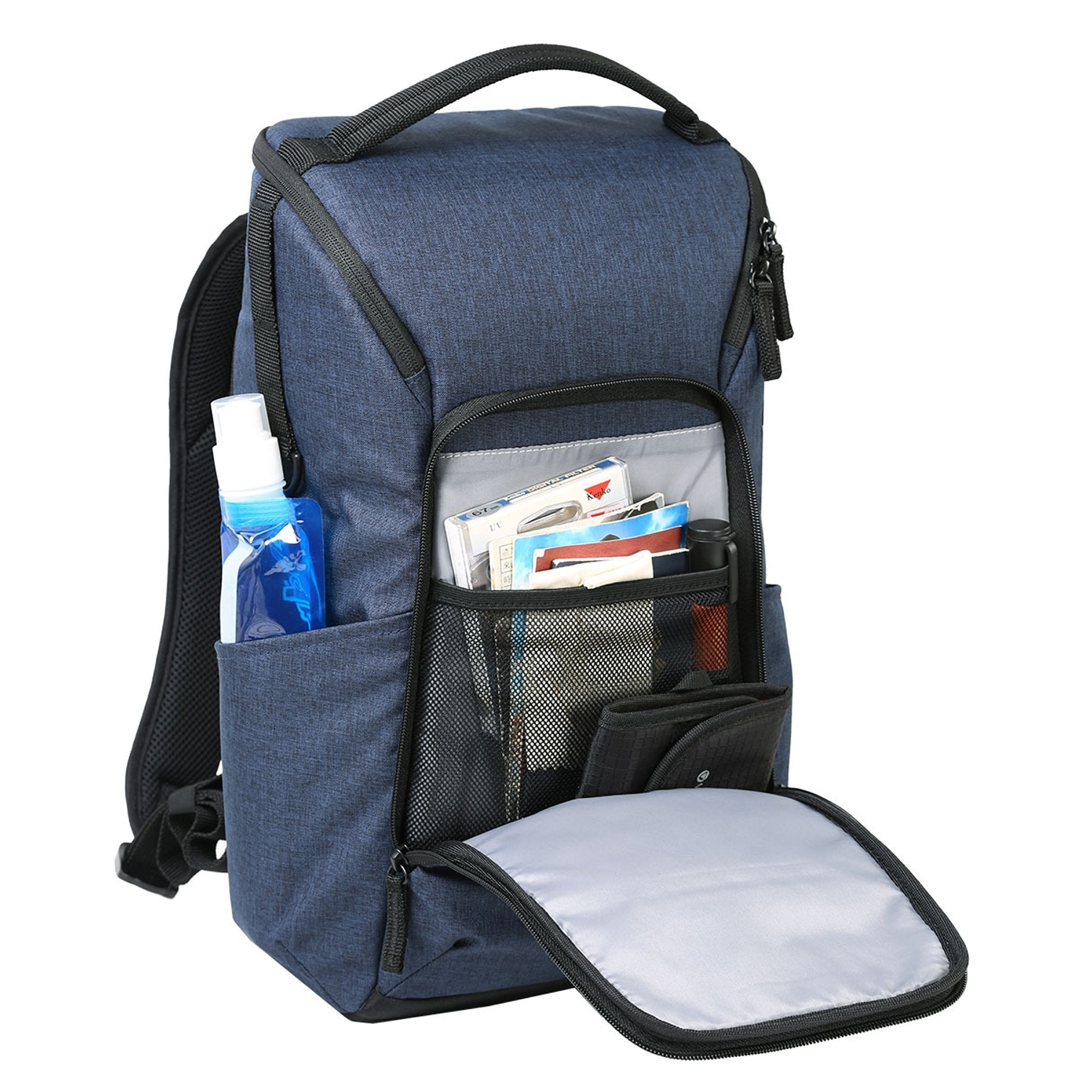 Ein blauer Rucksack mit mehreren Fächern. Er enthält Gegenstände wie eine Wasserflasche, Filter, Karten und eine Brieftasche.