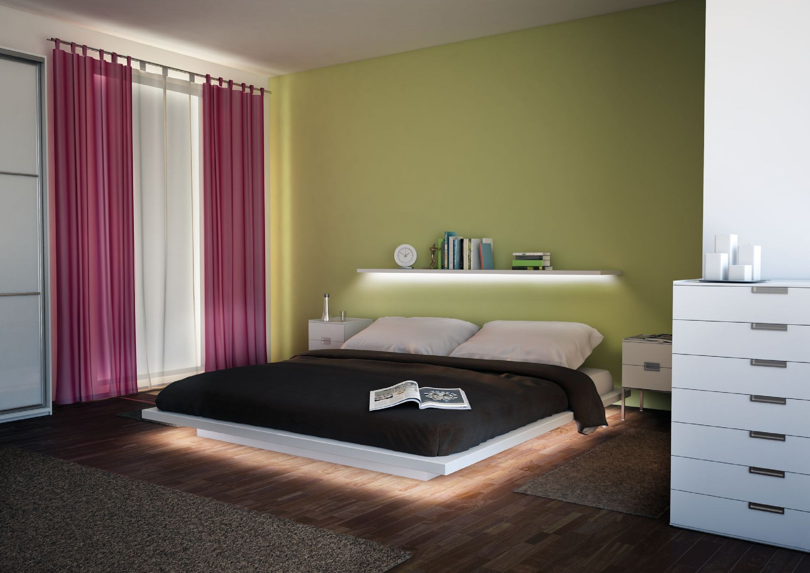 Schlafzimmer mit Bett, Vorhängen und Kommode. Bett hat eine schwarze Bettdecke und offene Zeitschrift. Grüne Wand.