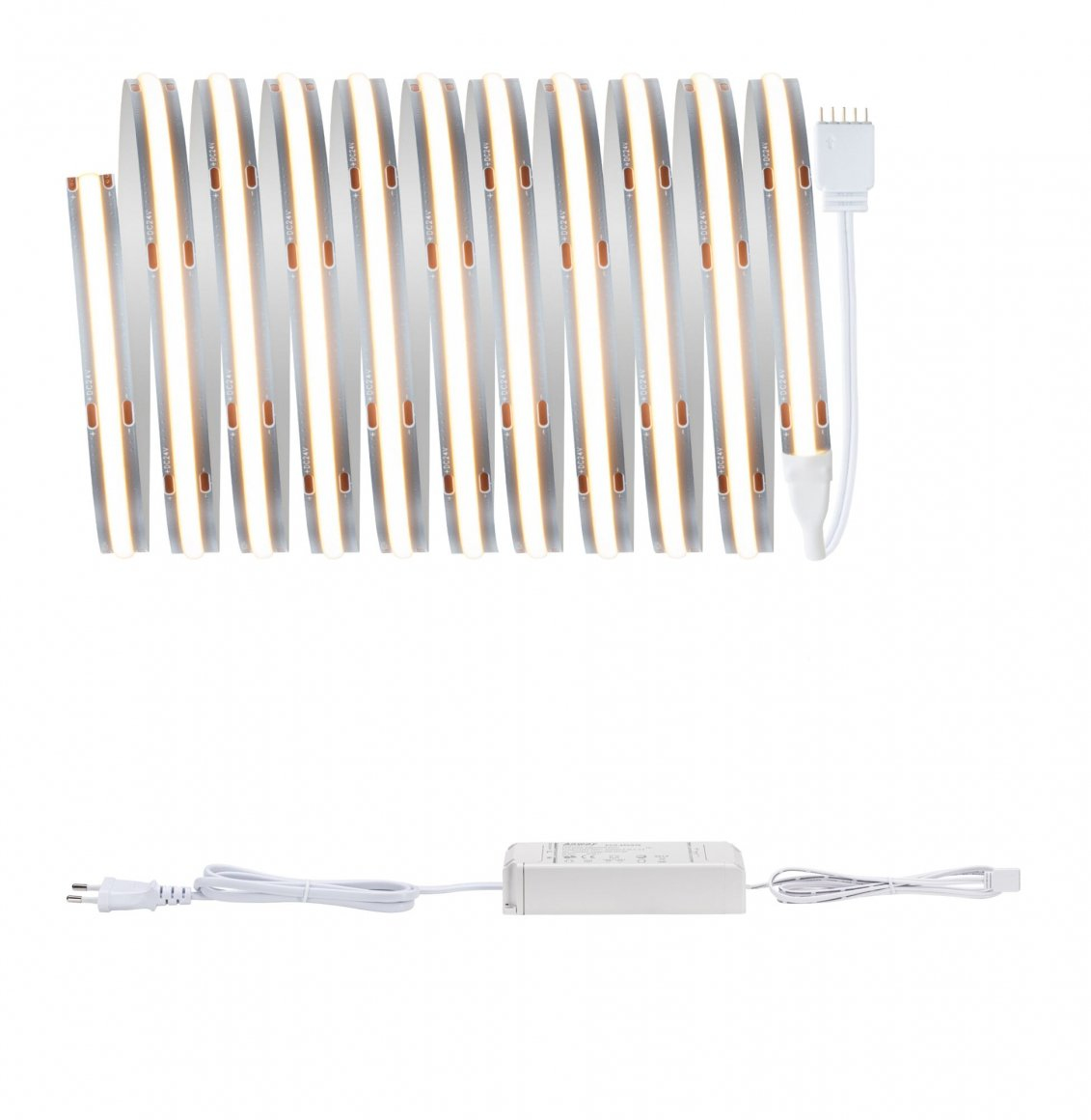 Aufgerollte LED-Streifen, verbunden mit einem weißen Netzteil mit Stecker. Weißer Hintergrund.