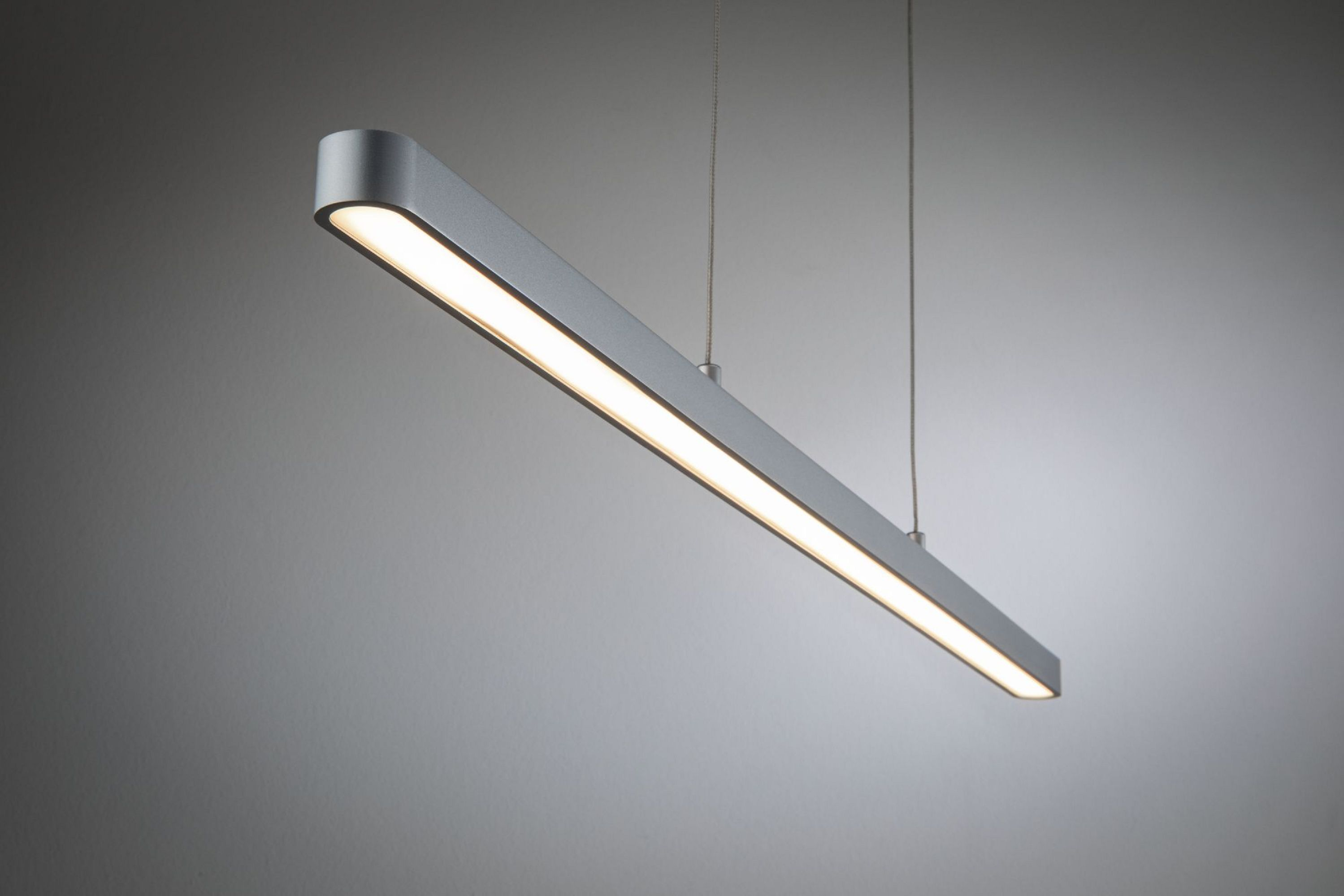 Un apparecchio di illuminazione a LED argentato e rettangolare è appeso al soffitto. La luce è accesa e lo sfondo è un gradiente grigio.