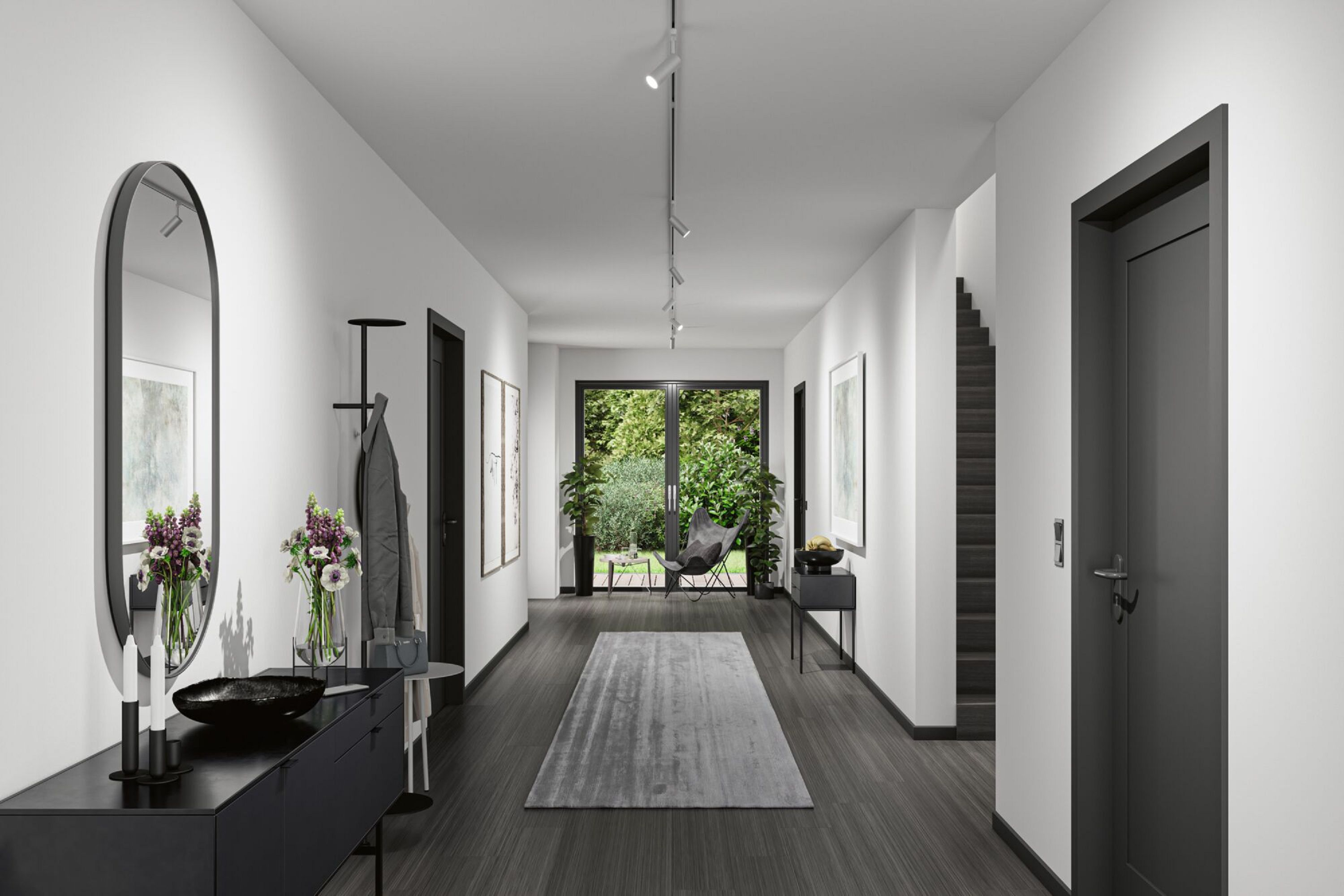 Flur mit Spiegel, Blumen, schwarzer Konsole, grauem Teppich, Tür zum Garten und Treppe. Weiße Wände, dunkler Holzboden und Deckenleuchten.