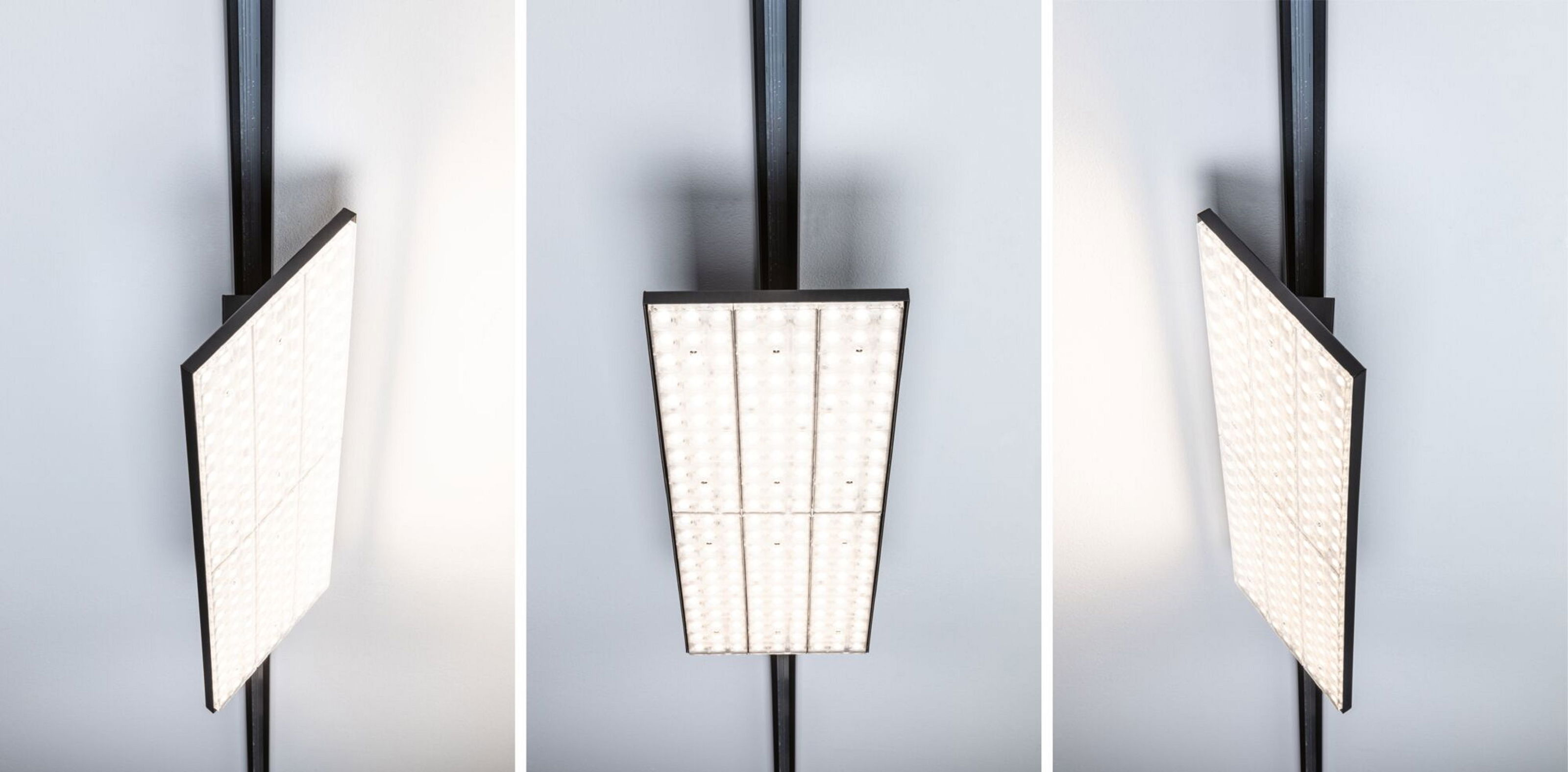 Trzy widoki jasnej, geometrycznej oprawy oświetleniowej zamontowanej na czarnym, pionowym wsporniku na białym i szarym tle.