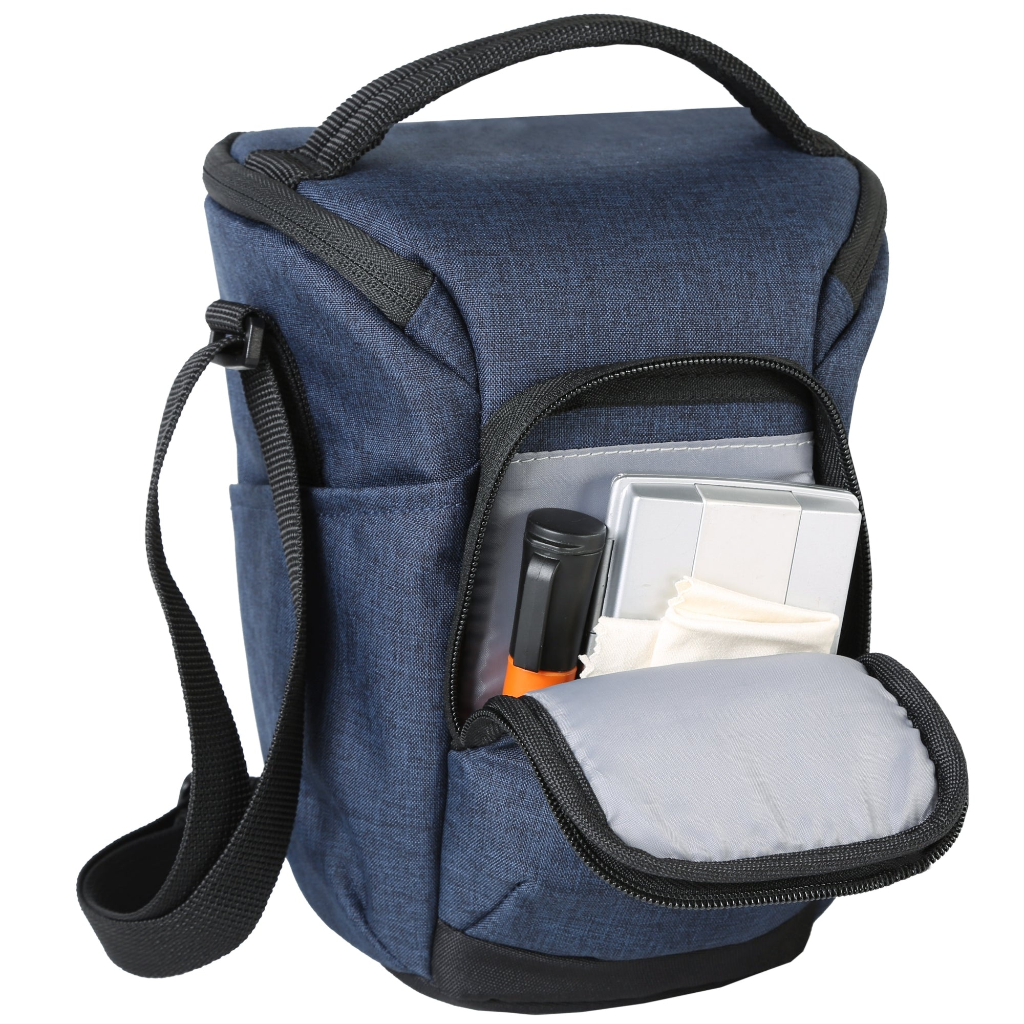 Blaue Kameratasche mit Griff und Schultergurt. Offene Tasche zeigt Stift, silbernes Objekt und Tuch.