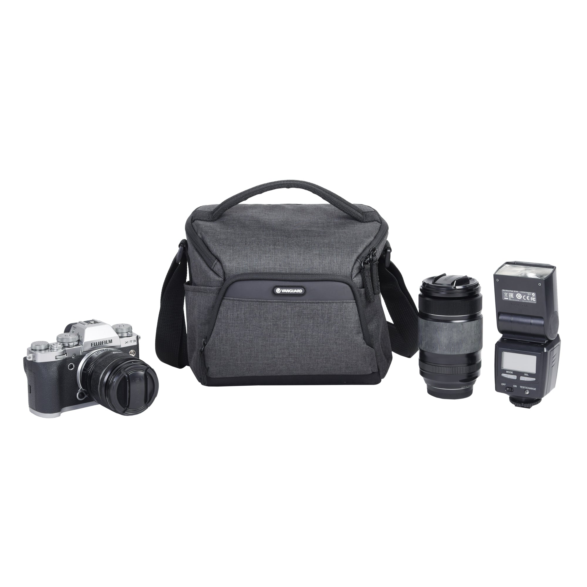 Un kit de cámara con cámara, lente, flash y bolsa. El equipo es gris y negro, sobre un fondo blanco.