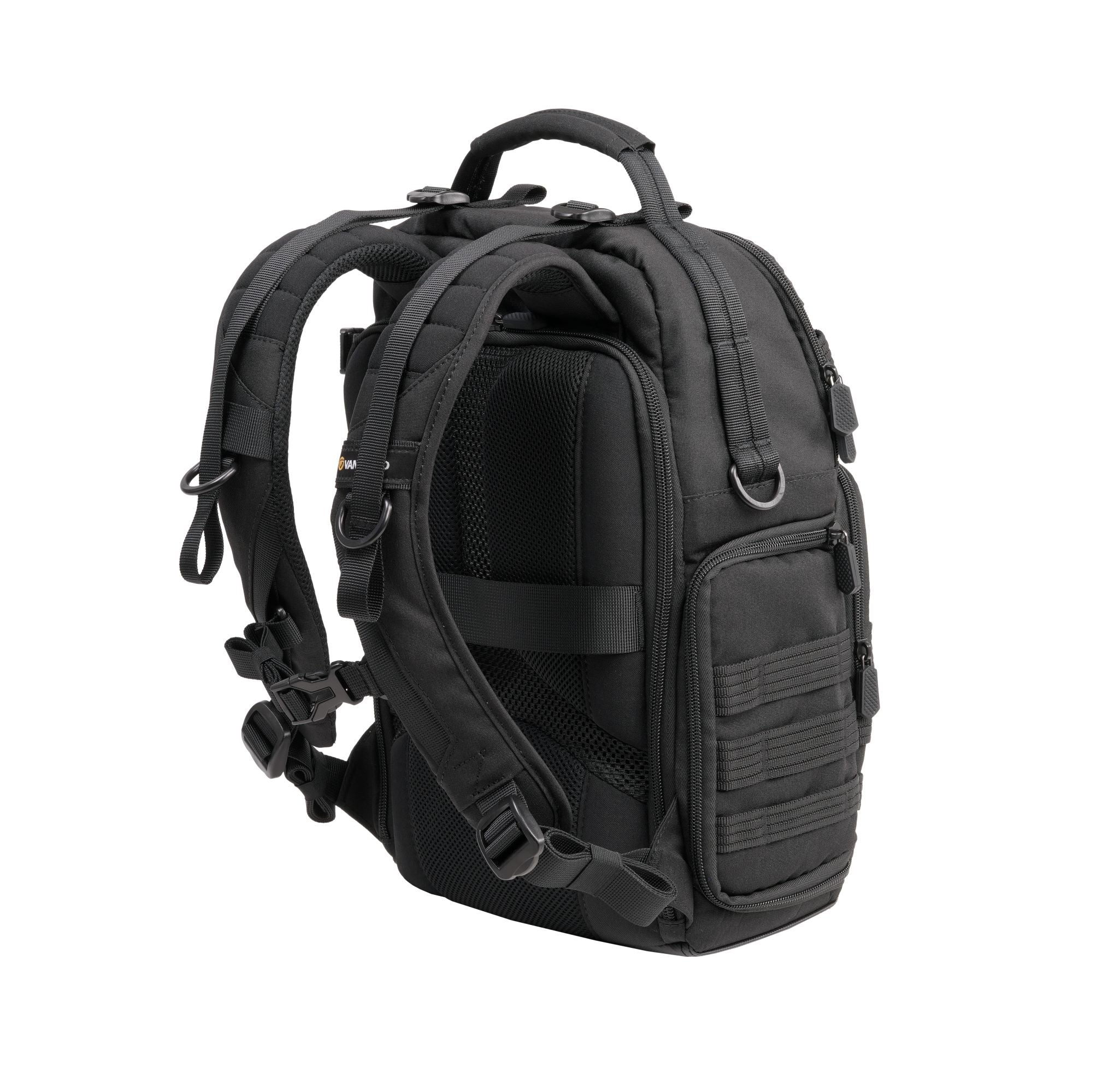 Schwarzer Rucksack mit mehreren Fächern, Riemen und einem oberen Griff. Es befindet sich auf weißem Hintergrund, mit Seitenansicht und abgewinkelt.