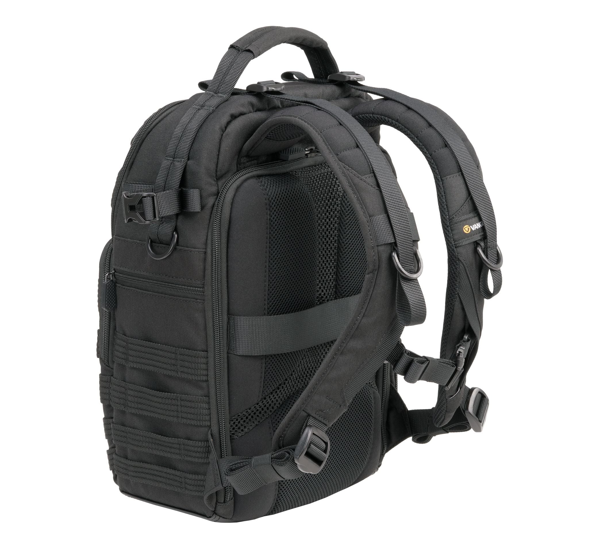 Schwarzer Rucksack mit mehreren Fächern, Riemen und einem Griff, von der Seite betrachtet. Enthält Mesh-Rückenstütze und Metallringe.