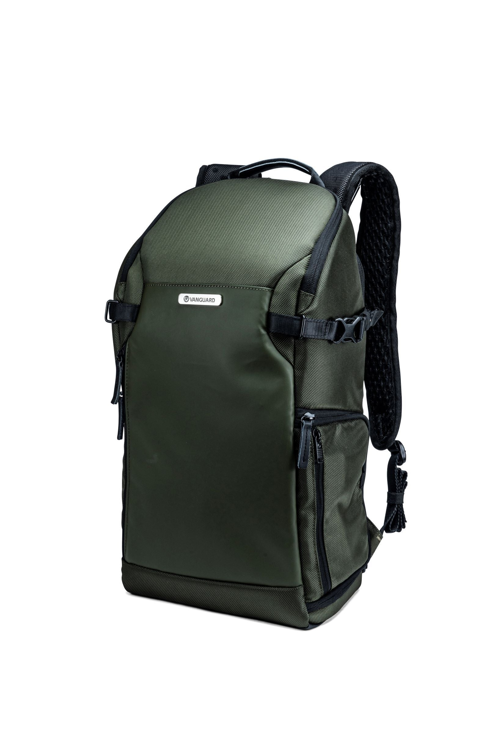 Ein grüner Vanguard-Rucksack mit schwarzen Riemen und Reißverschlüssen. Weißer Hintergrund.