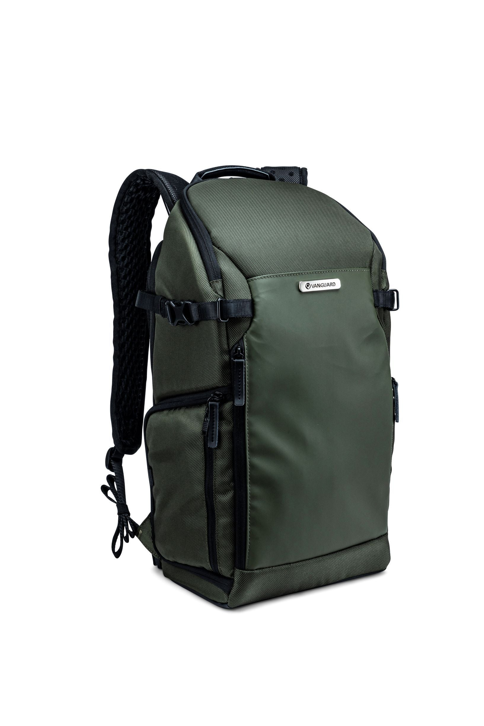 Ein grüner Rucksack mit schwarzen Akzenten. Mit Vanguard-Logo und verschiedenen Fächern. Isoliert auf weißem Hintergrund.