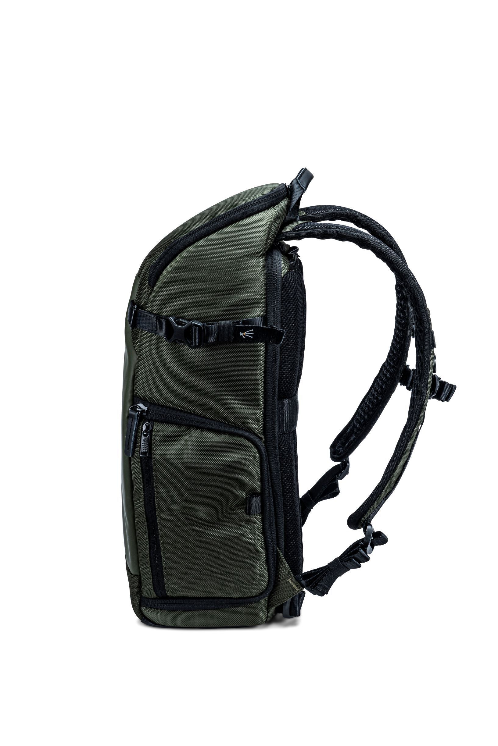 Grüner Rucksack auf weißem Hintergrund. Merkmale schwarze Reißverschlüsse, Riemen und Schnallen. Detaillierte Seitenansicht.