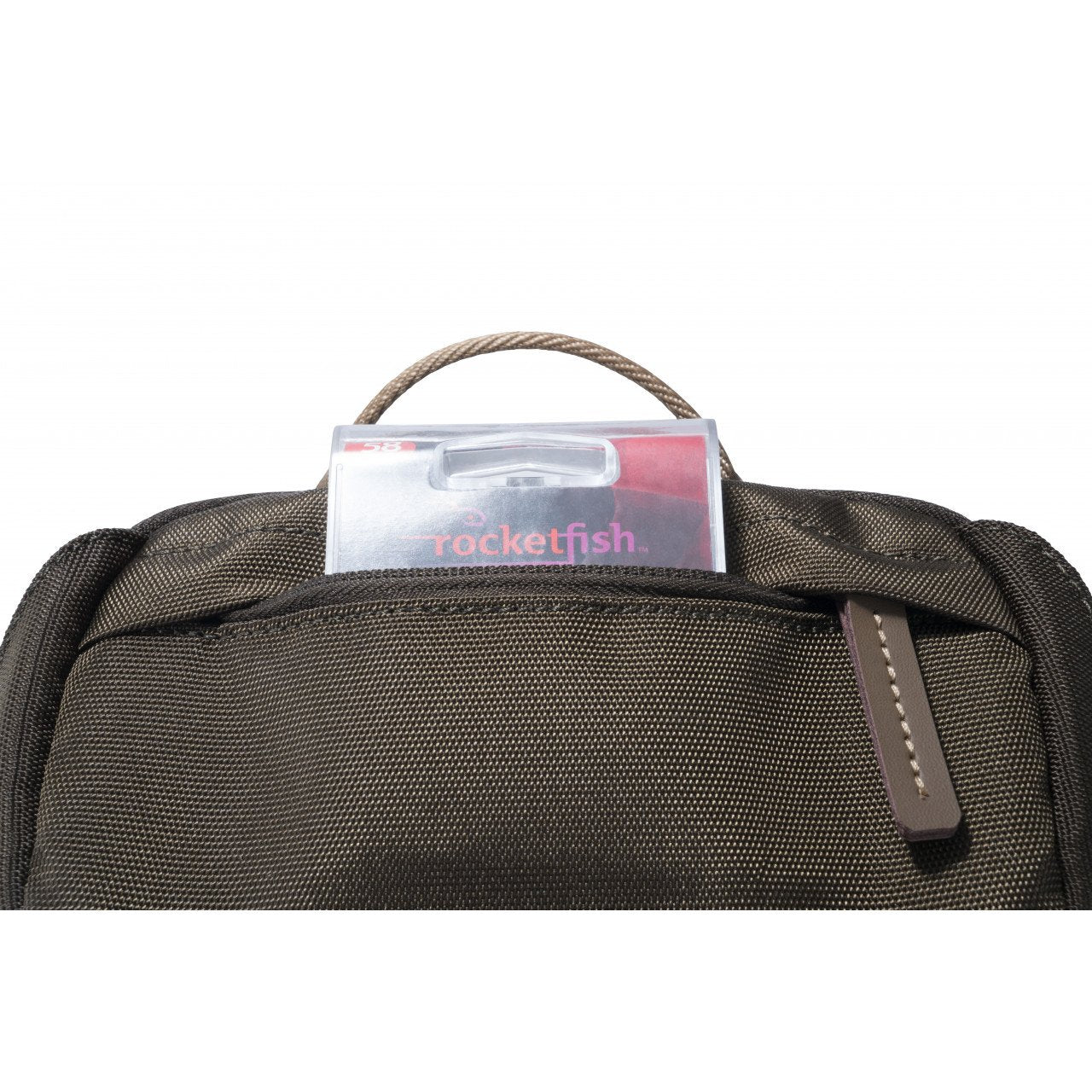 Primer plano de una mochila verde oscuro con una funda de plástico transparente que dice 'rocketfish'. Hay un asa marrón en la parte superior.