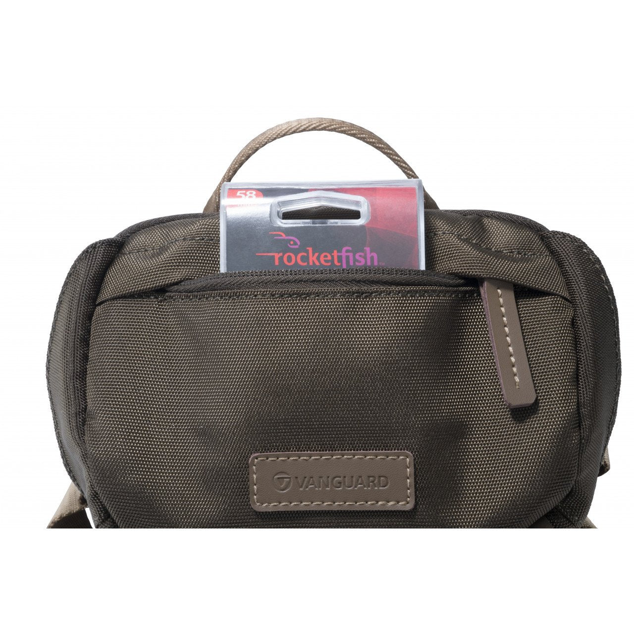 Una bolsa de cámara Vanguard marrón con una tarjeta SD Rocketfish. Son visibles un asa y una etiqueta marrones. El fondo es blanco.