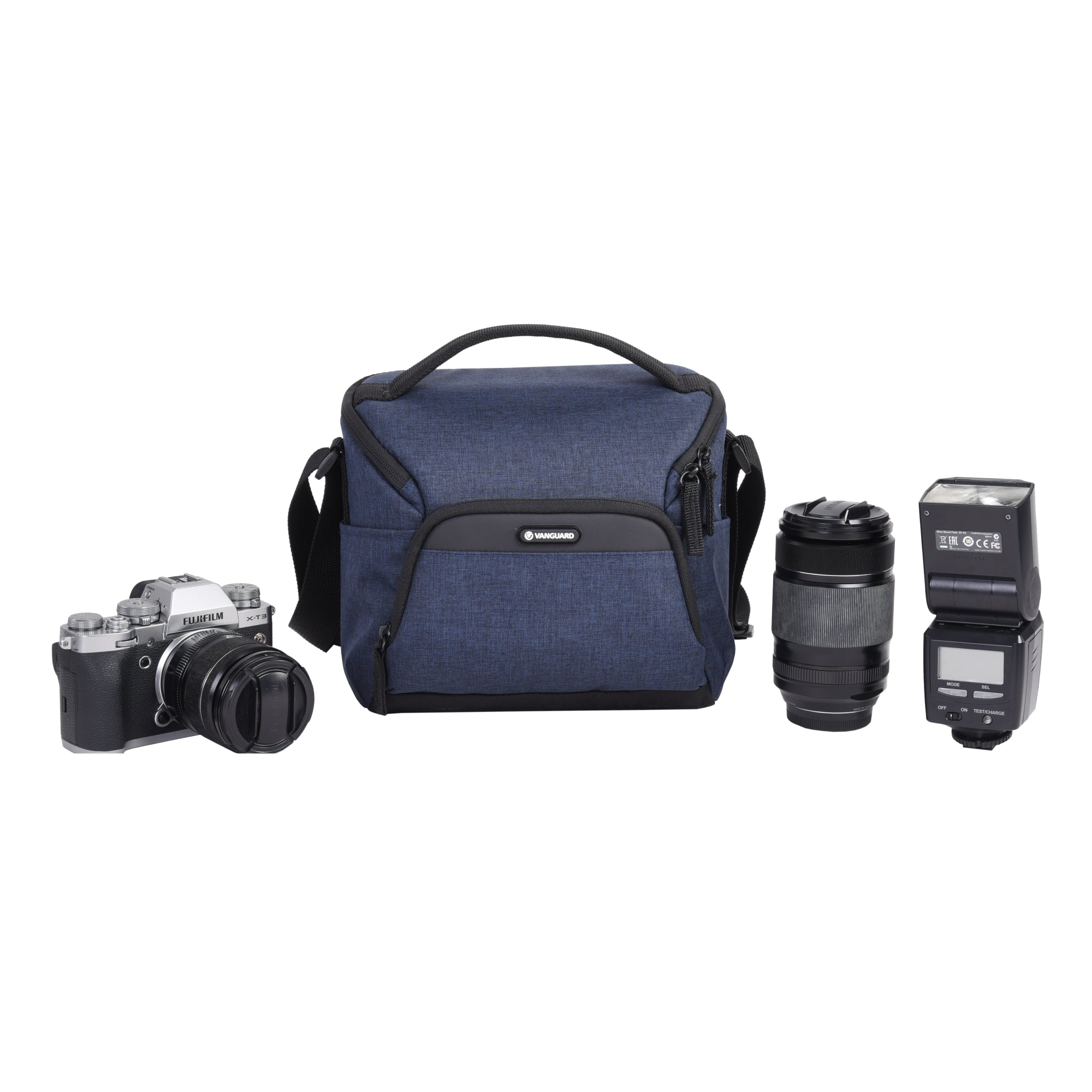 Una cámara, una lente, un flash y una bolsa de cámara sobre un fondo blanco. La bolsa es azul.
