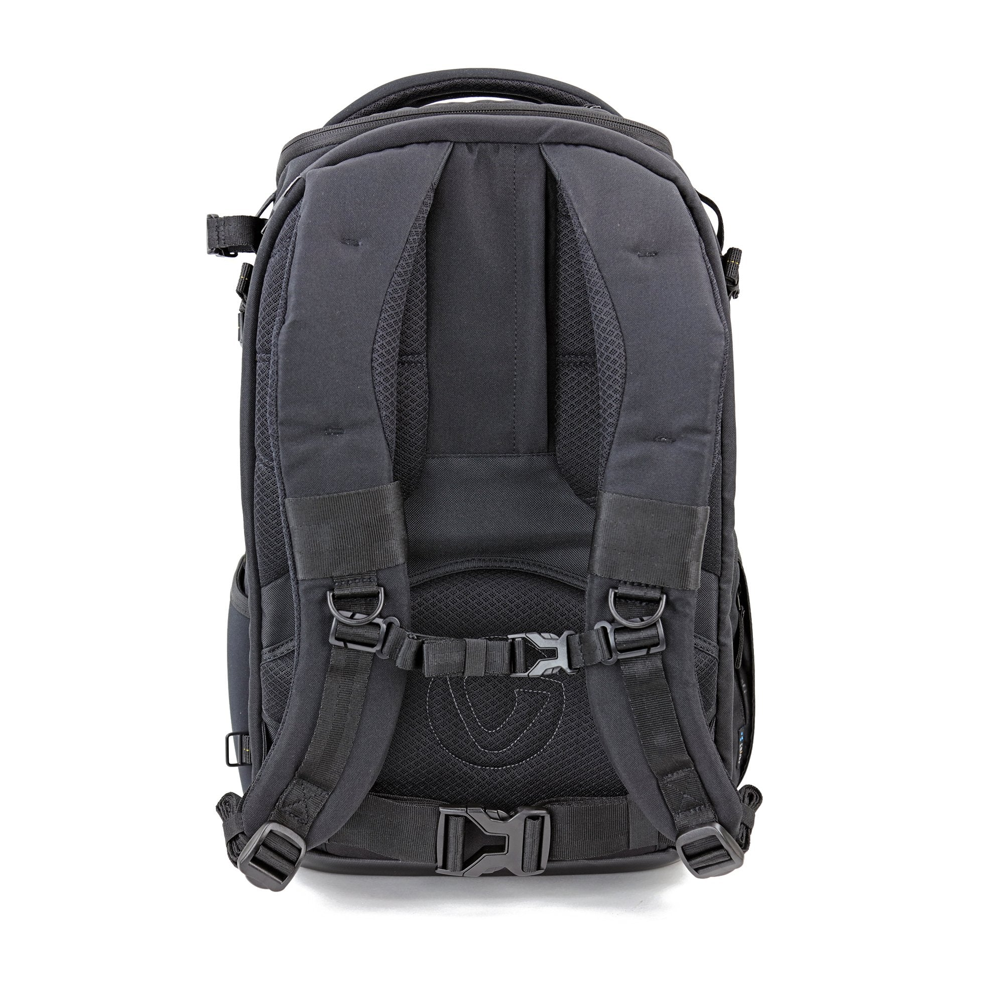 Rückansicht eines schwarzen Rucksacks auf weißem Hintergrund. Gurte, Schnallen und Griff sichtbar.