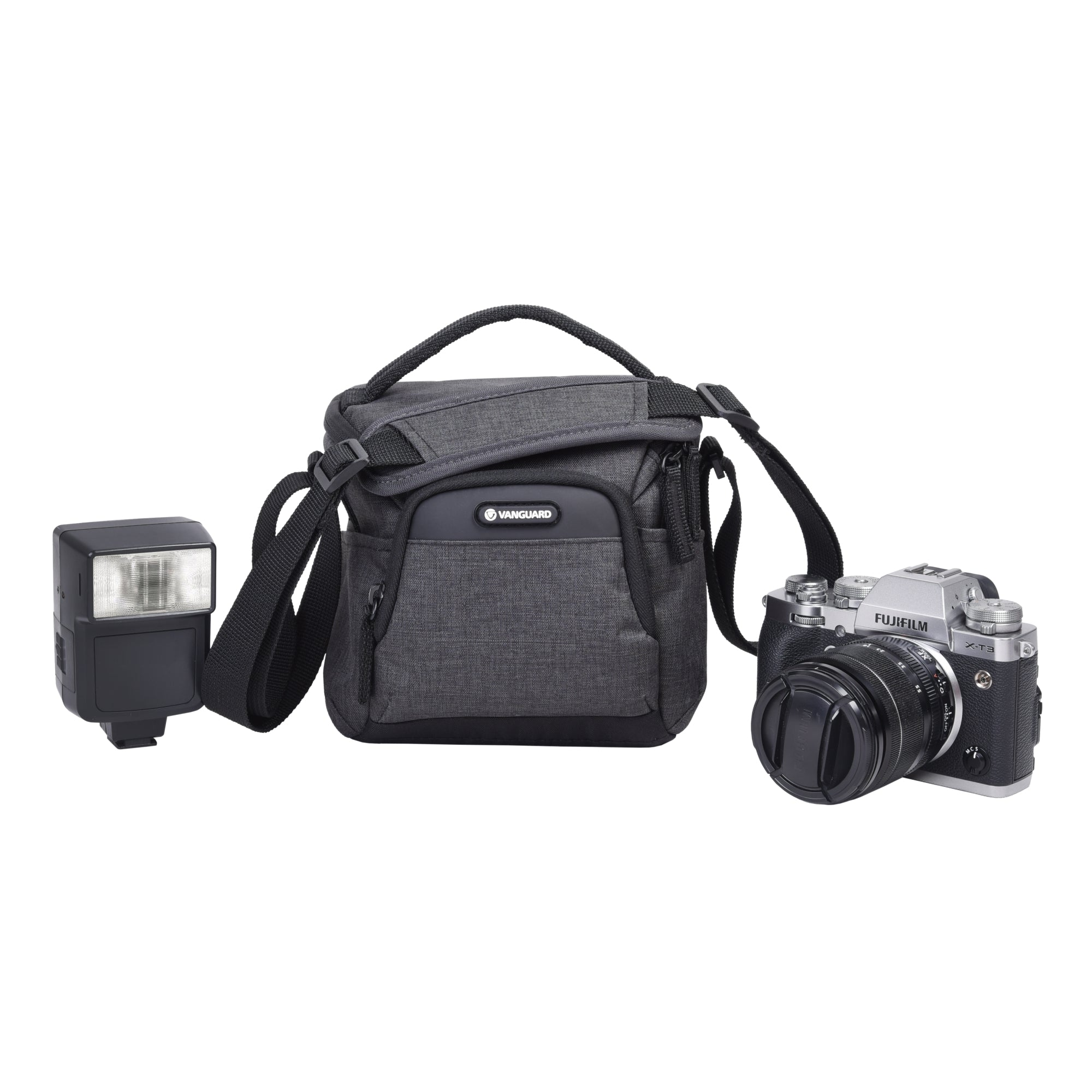 Una bolsa de cámara con una cámara, un flash y una tapa de lente, todo sobre un fondo blanco.