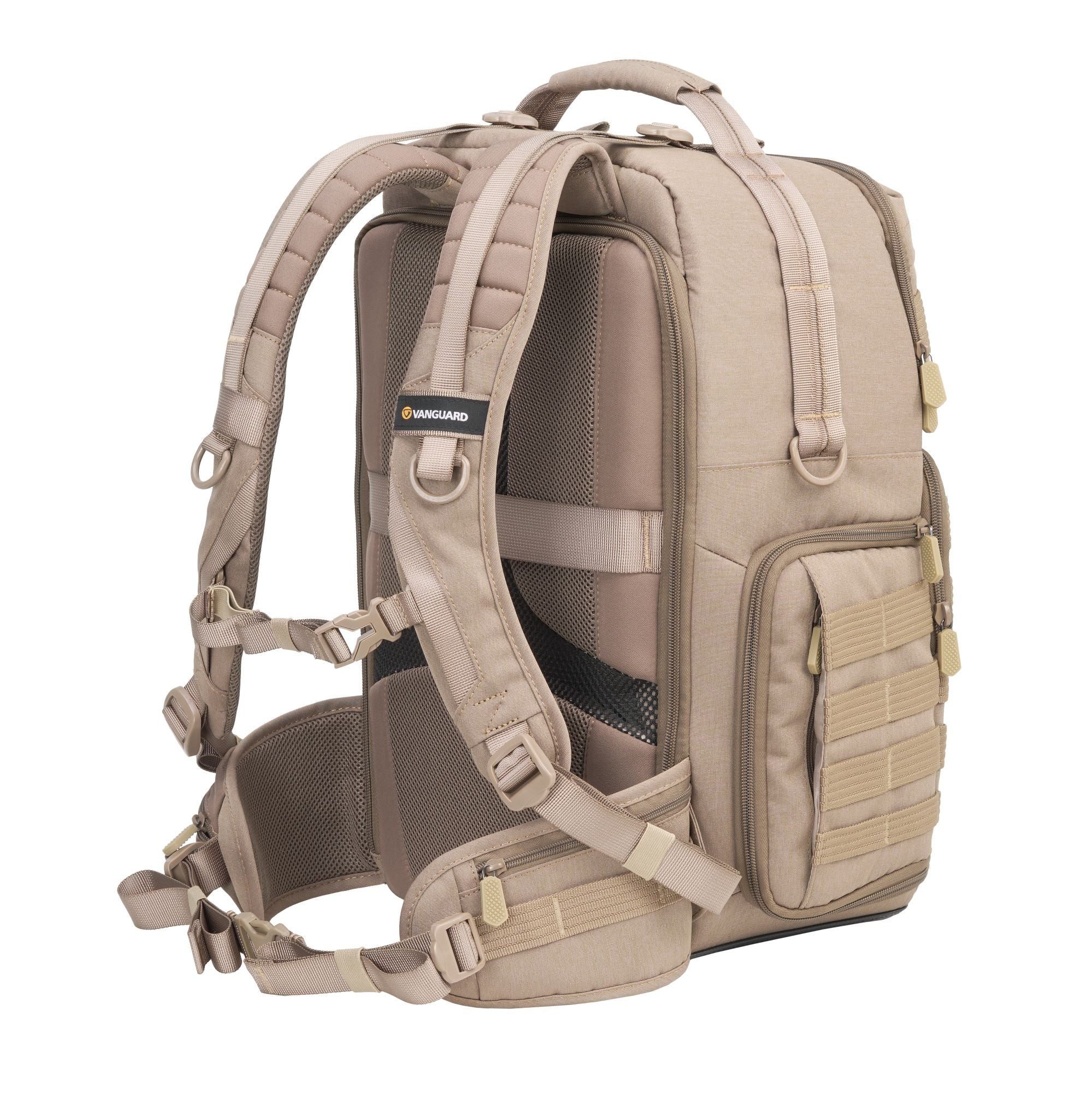 Tanfarbener Rucksack mit mehreren Fächern, Gurten und einem Griff. Mit Vanguard-Branding.