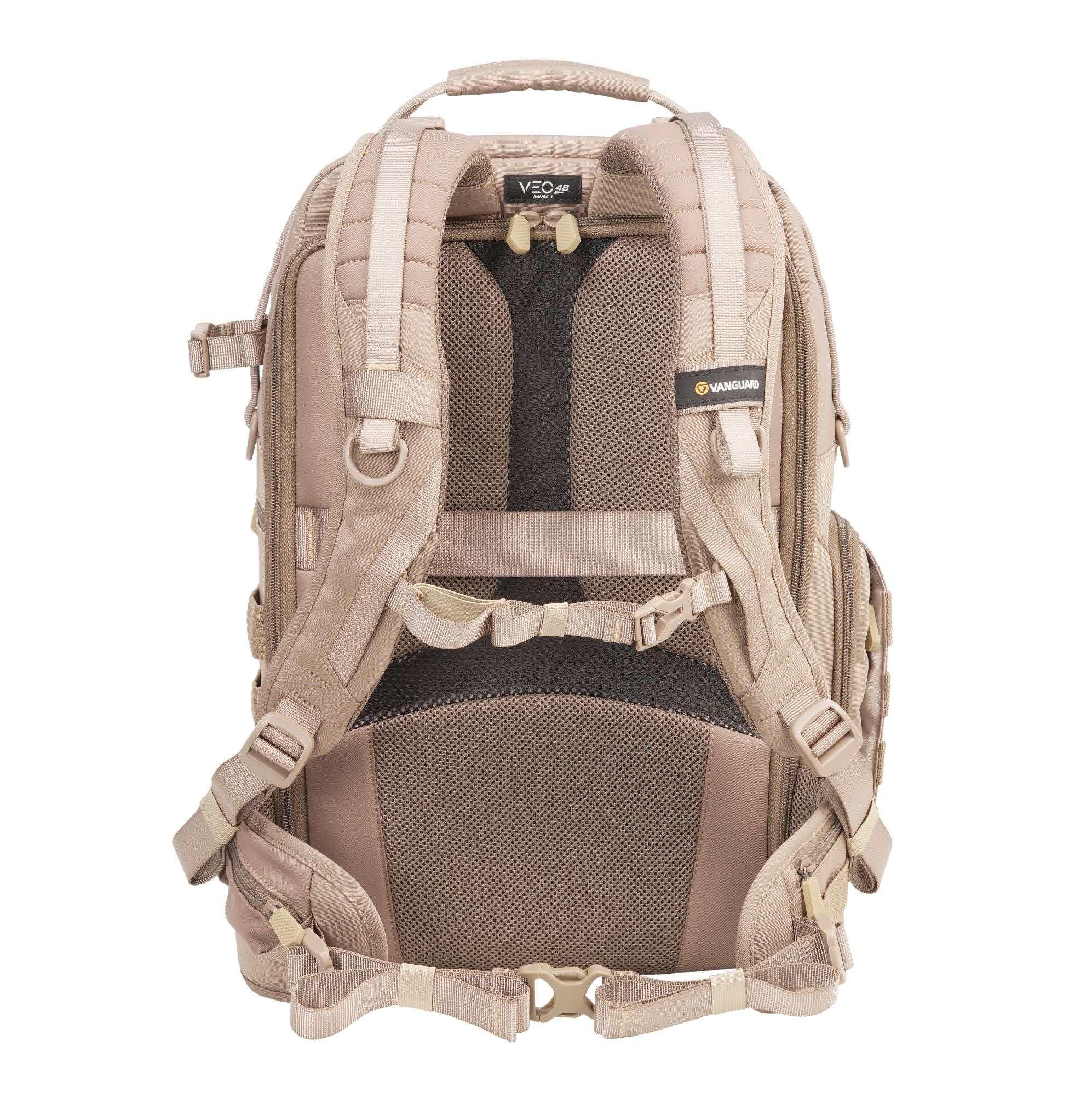 Rückansicht eines beigefarbenen Rucksacks mit verstellbaren Gurten und Mesh-Rückenteil, Markenlogo sichtbar.