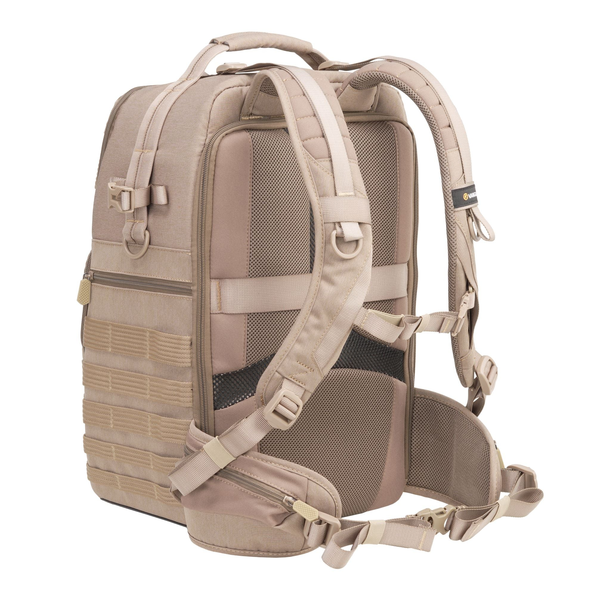 Tan-farbener Rucksack mit mehreren Fächern, Riemen und einem Griff, vor weißem Hintergrund.