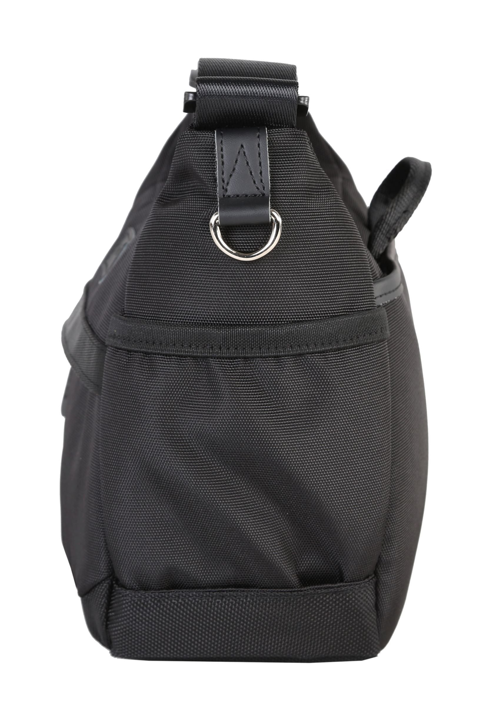 Eine schwarze Umhängetasche vor weißem Hintergrund. Die Tasche hat einen Riemen, einen silbernen Ring und eine strukturierte Oberfläche.