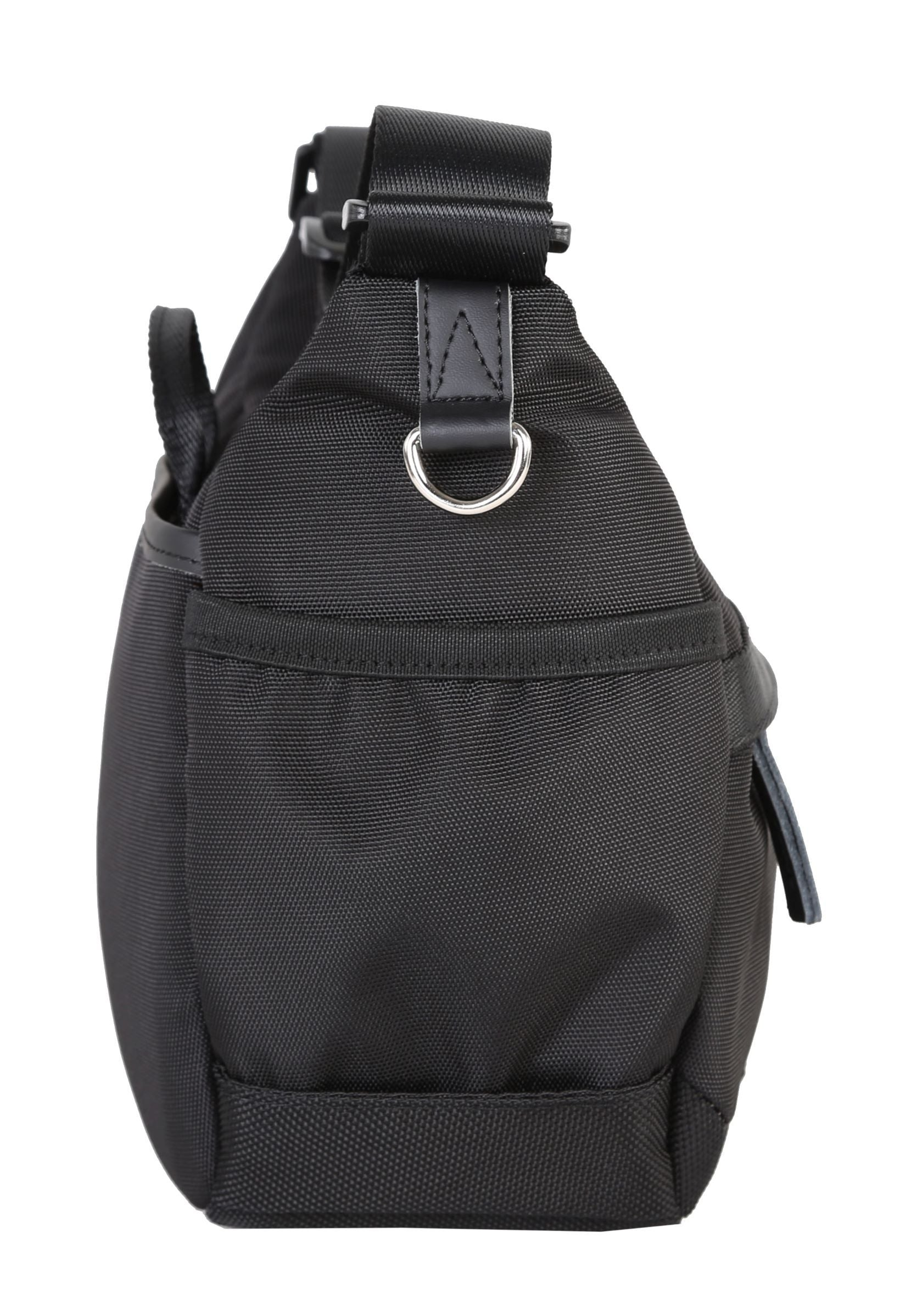 Schwarze Umhängetasche mit silbernem Ringdetail. Die Tasche hat eine Tasche und einen Riemen, vor weißem Hintergrund.