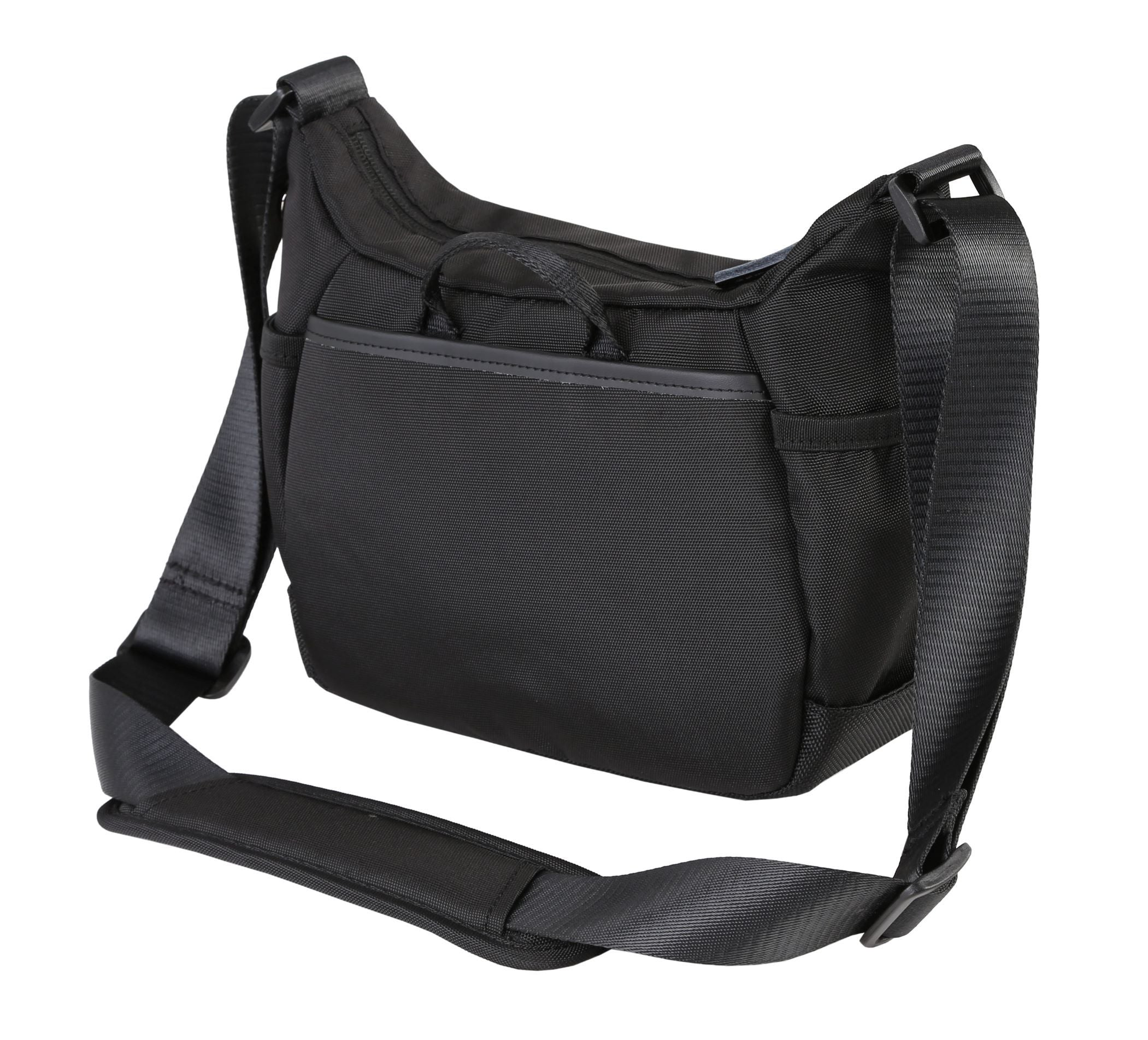 Eine schwarze Umhängetasche mit verstellbarem Riemen und Griff. Die Tasche besteht aus einem strukturierten Stoff.