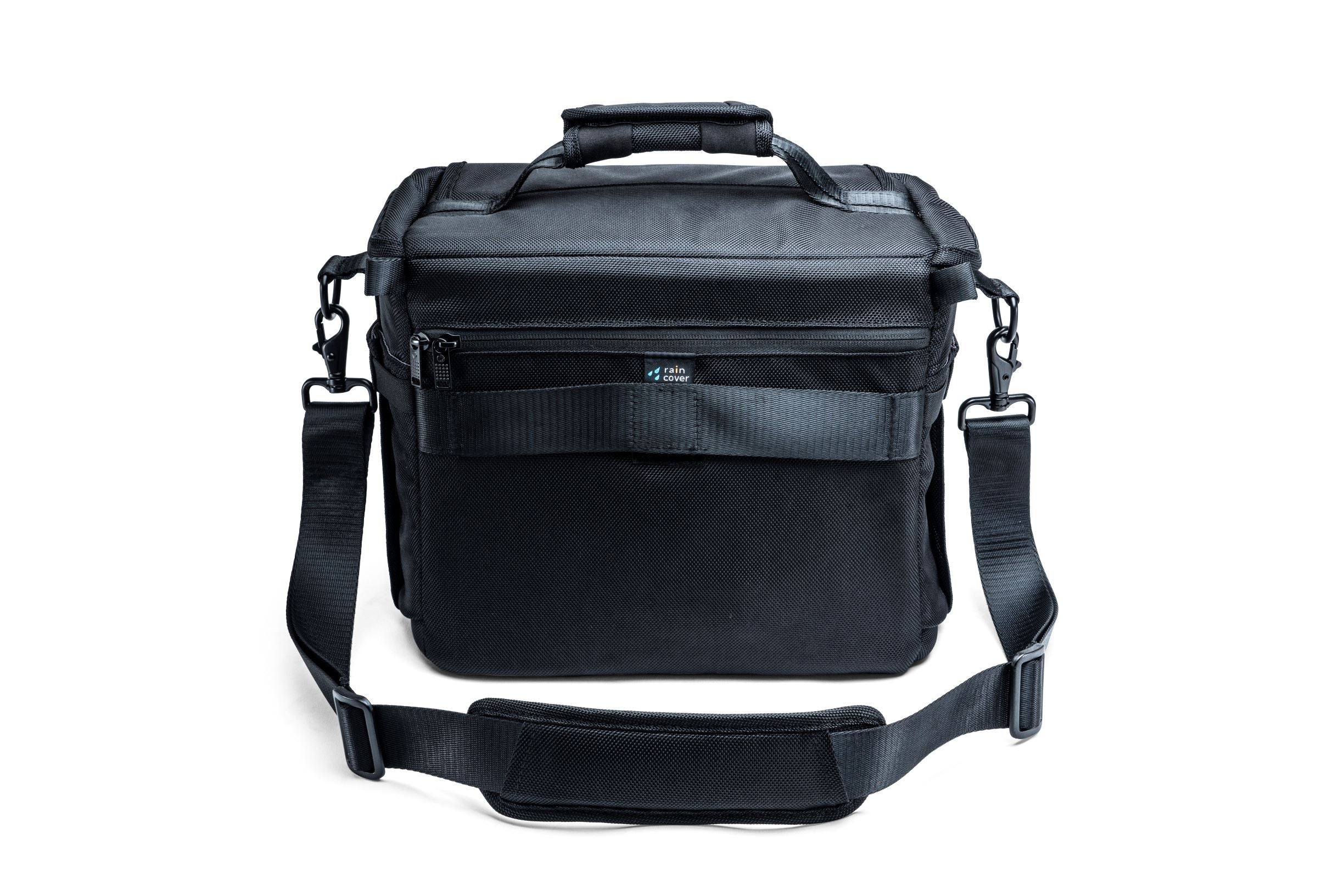 Eine schwarze Kameratasche mit Schultergurt liegt auf weißem Grund. Die Tasche hat einen Griff und Reißverschlüsse.