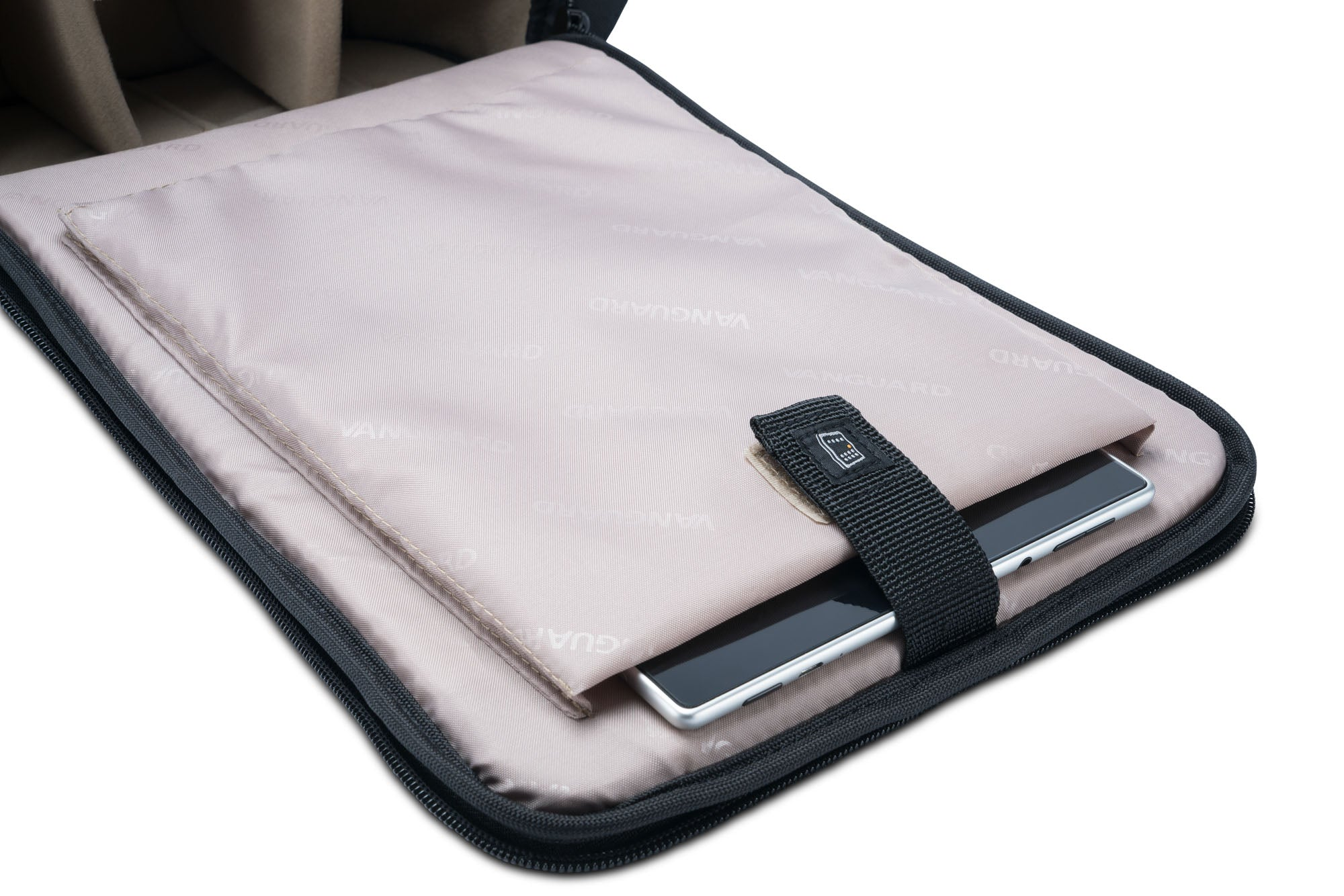 Intérieur ouvert d'une housse d'ordinateur portable noire. Une tablette est dans une poche, maintenue par une sangle noire.