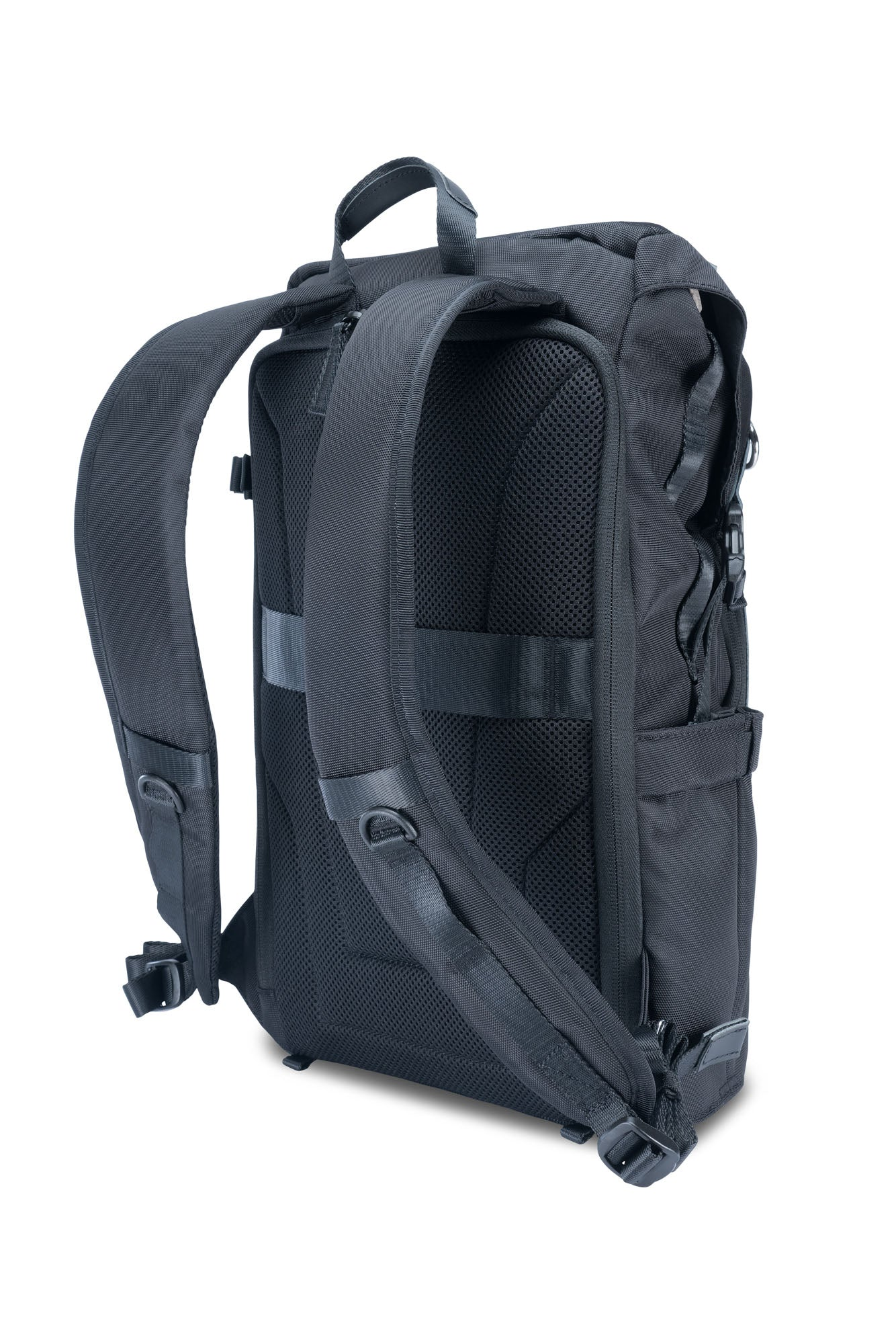 Sac à dos noir sur fond blanc. Comprend des bretelles, une poignée supérieure et divers compartiments, avec un panneau dorsal en maille.