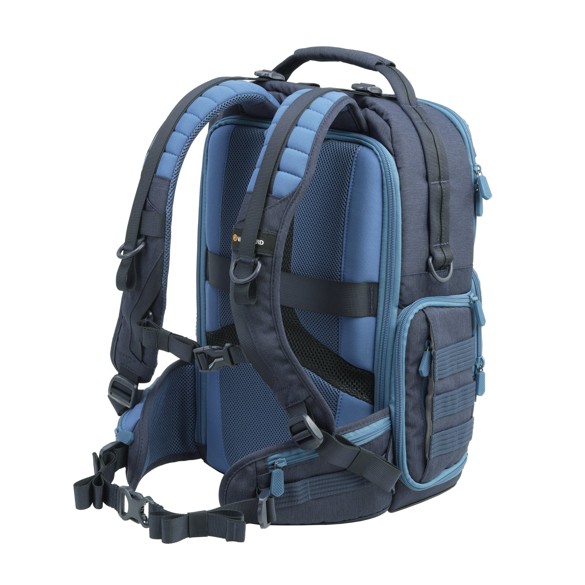 Ein blauer und schwarzer Rucksack mit gepolsterten Trägern, mehreren Fächern und Reißverschlüssen. Er hat einen Griff und steht vor weißem Hintergrund.