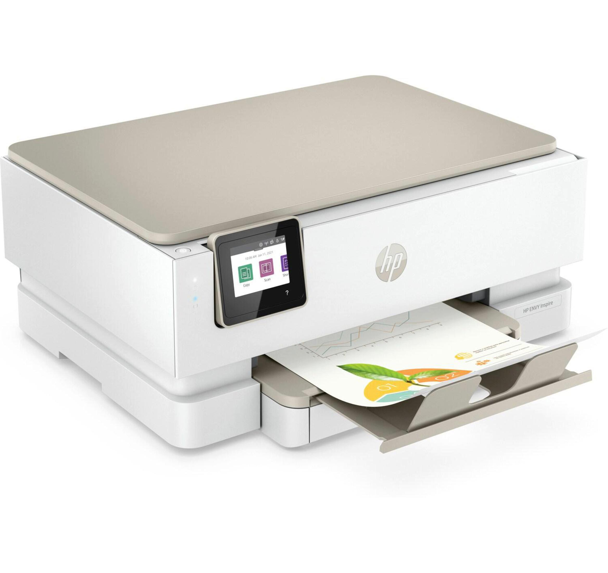Ein HP Envy Inspire-Drucker. Er ist weiß mit einem beigefarbenen Oberteil. Ein Papier mit Grafiken liegt im Ausgabefach.