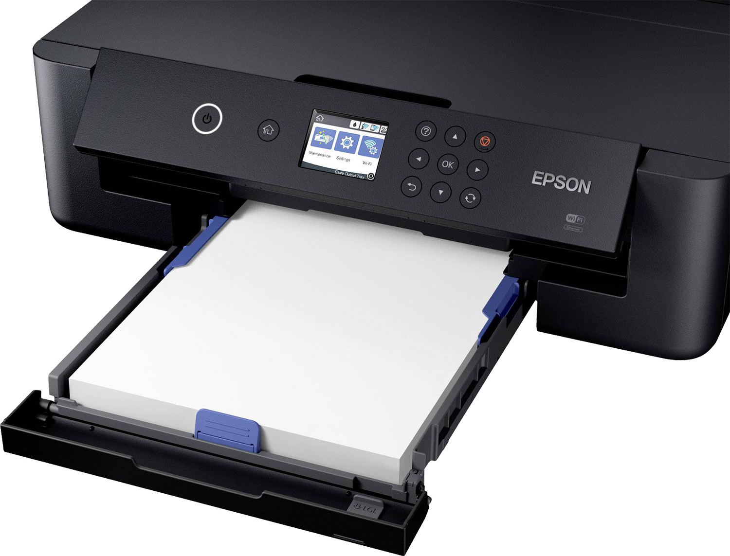 Czarna drukarka Epson z otwartą szufladą na papier z białym papierem. Wyświetlacz drukarki pokazuje ustawienia. Widoczne jest logo Wi-Fi.