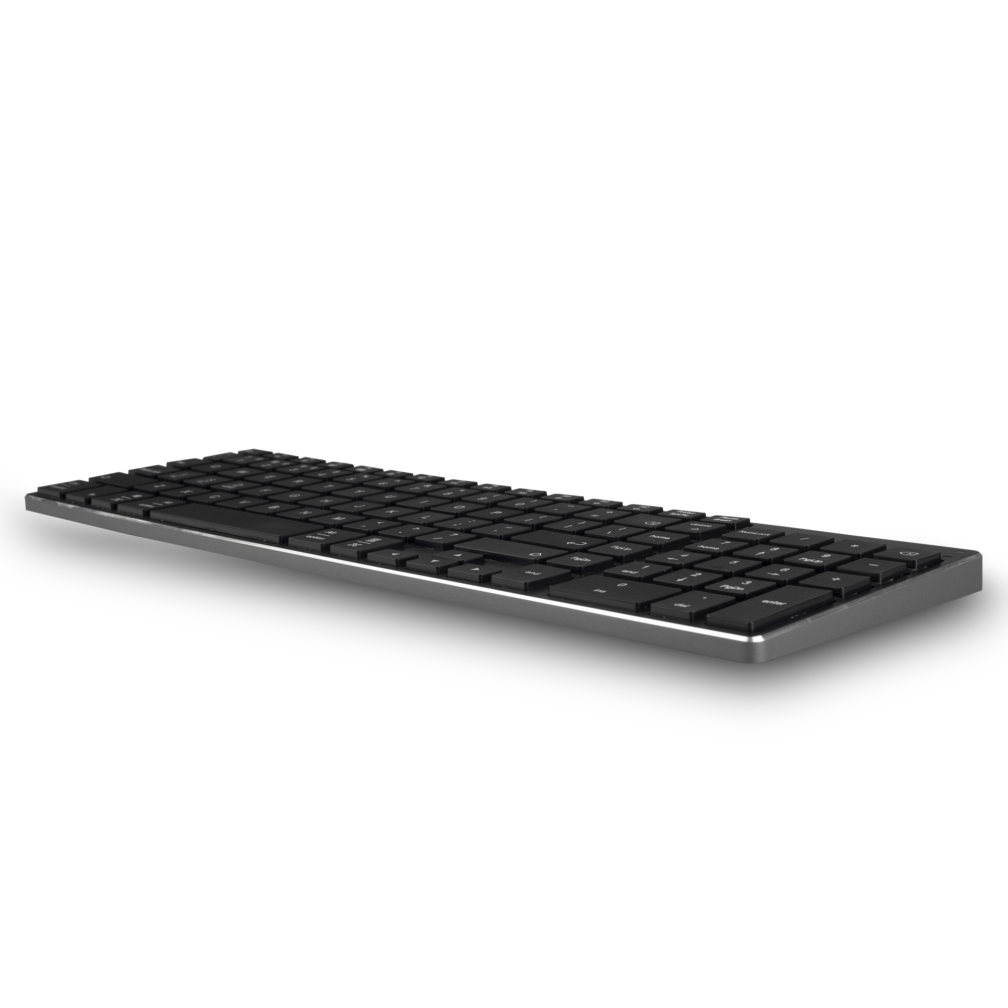 Un teclado negro con borde plateado sobre una superficie blanca. Las teclas son negras con letras blancas. El fondo es blanco.