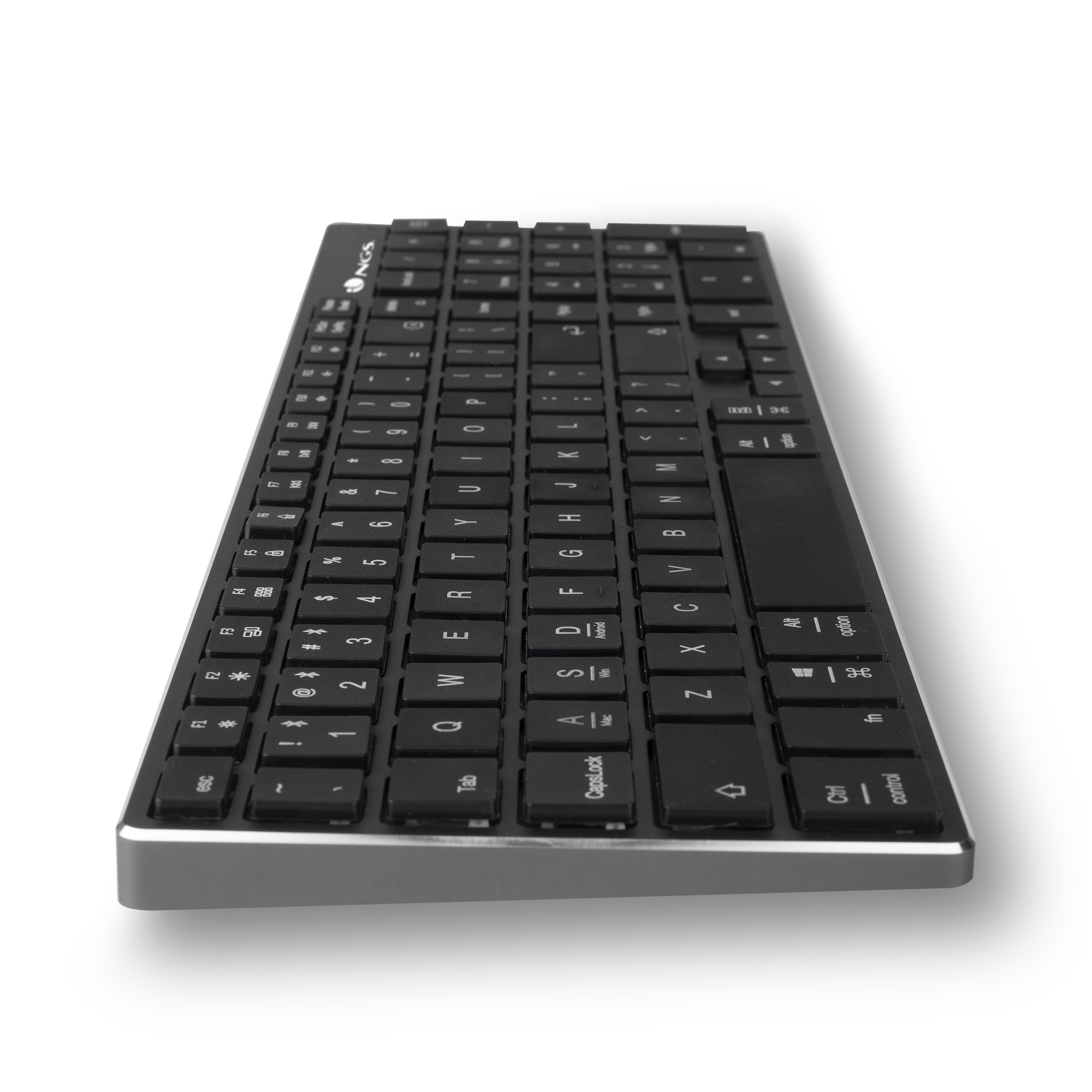 Teclado de ordenador negro en ángulo sobre fondo blanco. Las teclas están etiquetadas con letras, números y símbolos. El teclado tiene un marco plateado.