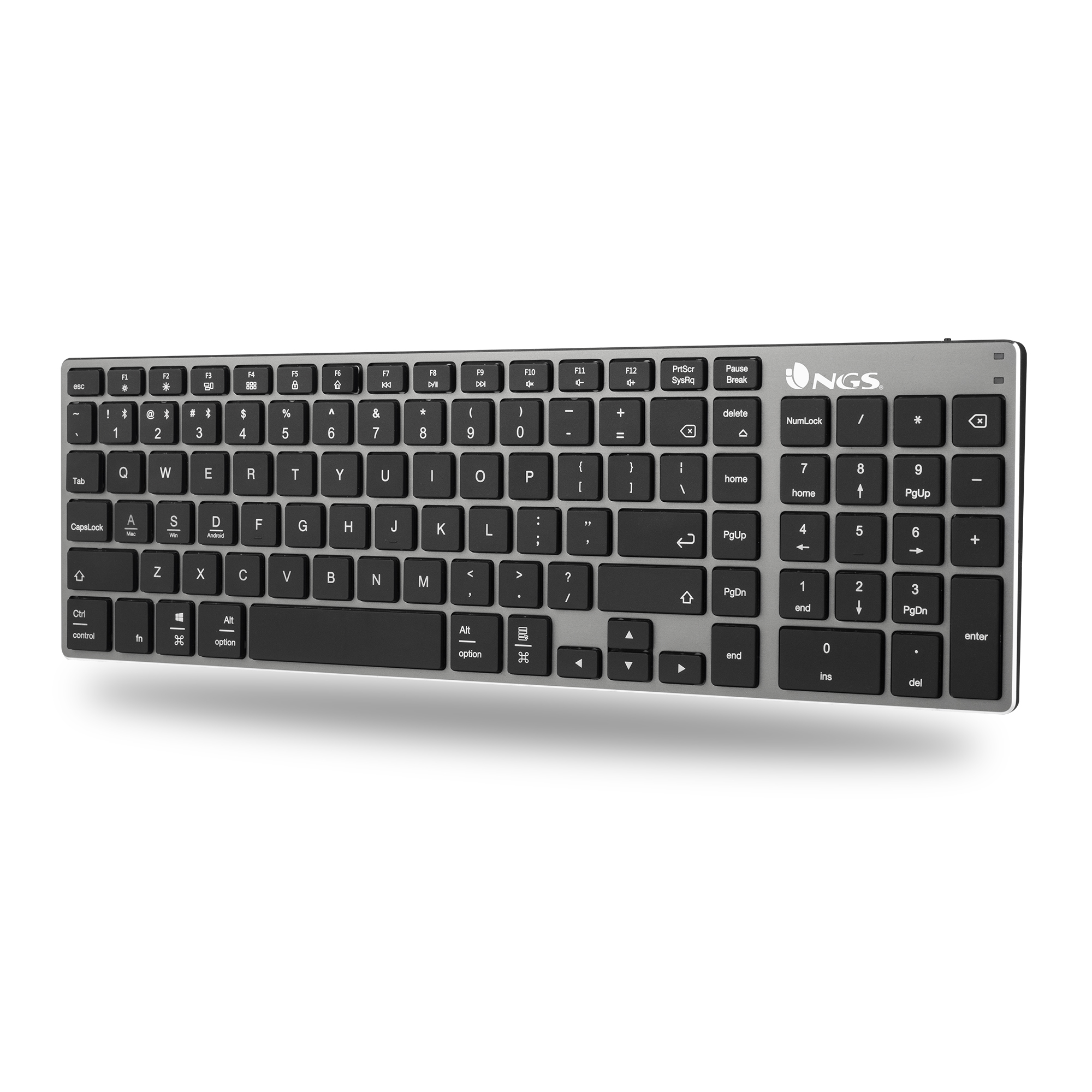Un teclado NGS plateado y negro con teclas, incluidas teclas de función, letras, números y un teclado numérico.