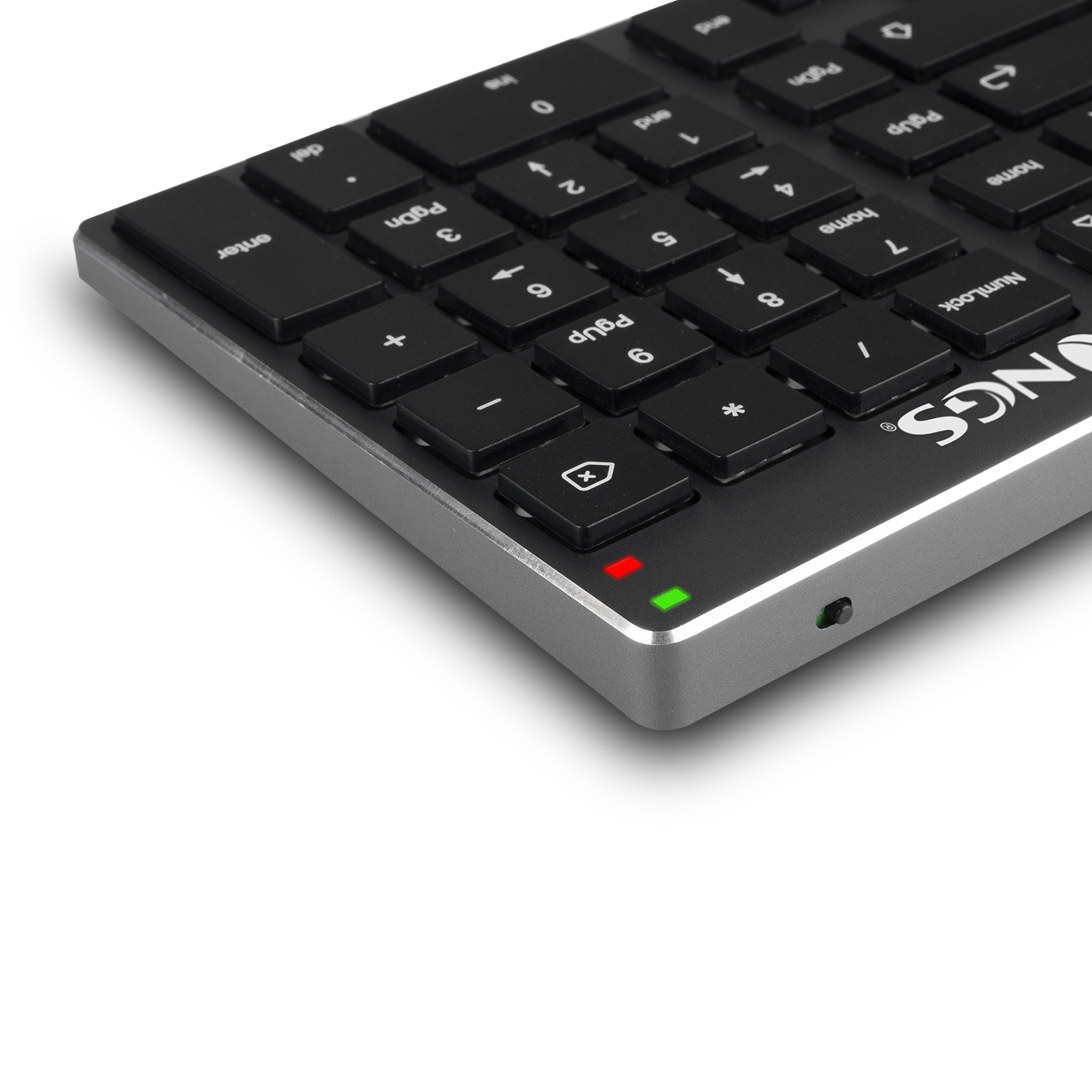 Primer plano de un teclado numérico negro. Las teclas están etiquetadas con números y símbolos. Luces verdes y rojas visibles.