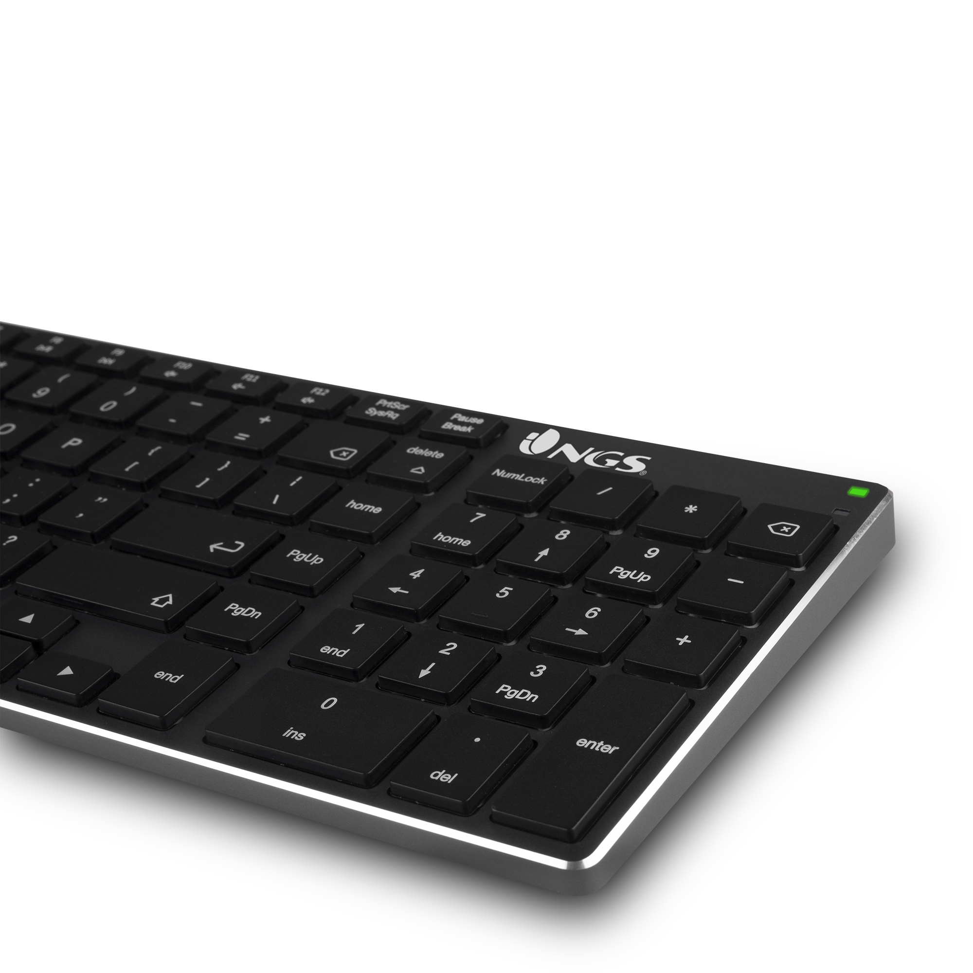 Teclado negro con ribete plateado. Teclas con letras, números y símbolos. Luz verde en la esquina.