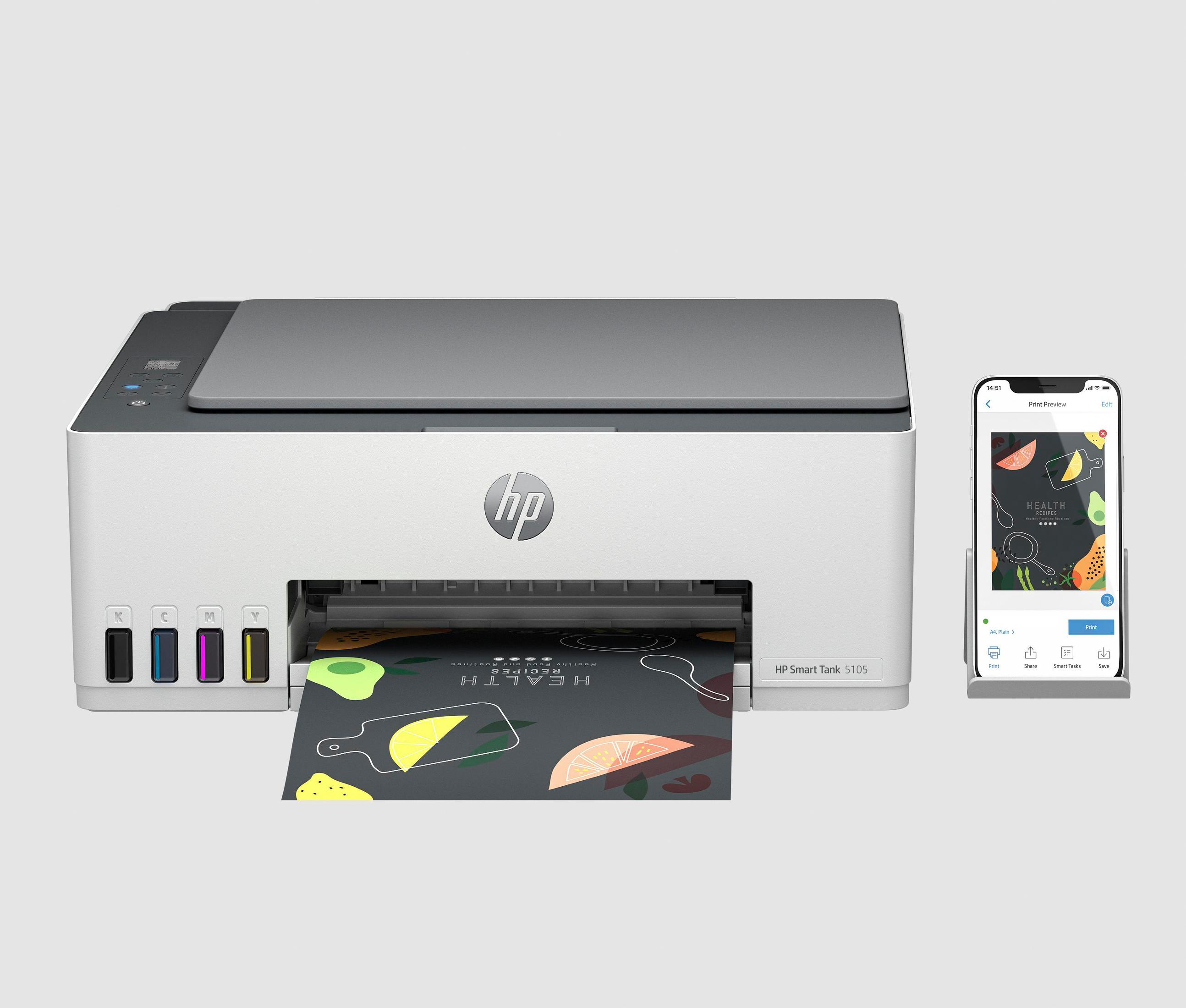 Ein HP Smart Tank 5105-Drucker druckt ein Dokument. Ein Telefon daneben zeigt eine Druckvorschau.